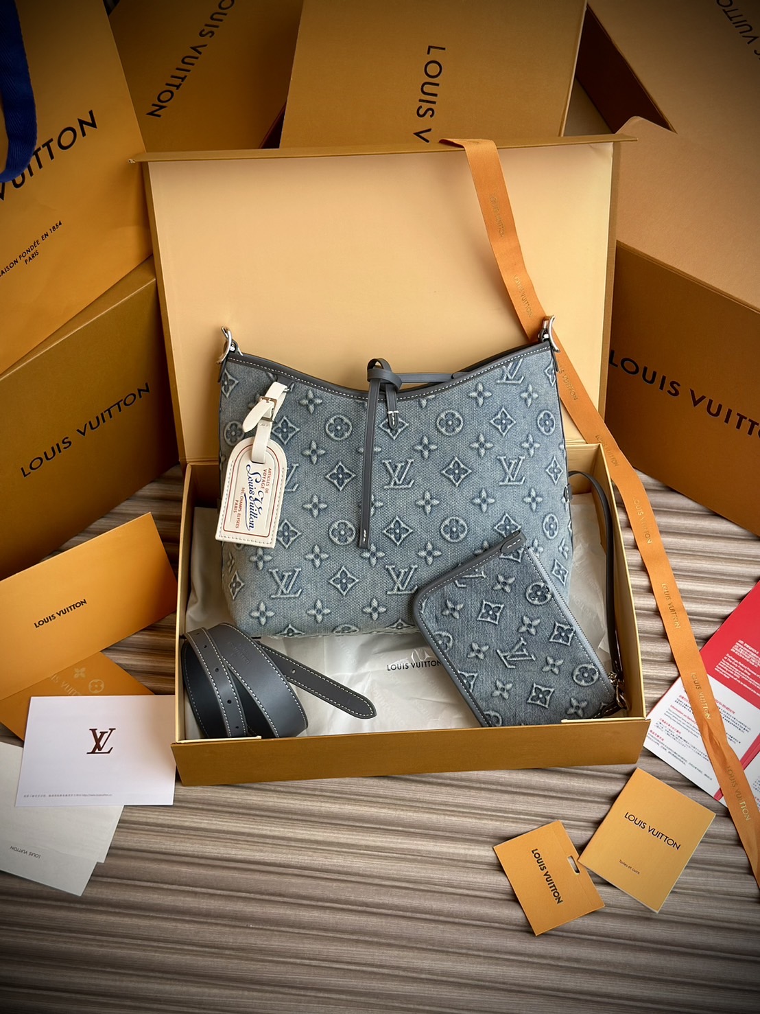 LV Carryall Denim Vintage Tote Bag กระเป๋าทรงโท้ทเดนิมสไตล์วินเทจ รุ่นใหม่ปั้มลายโมโนแกรมบนเดนิมสุดไอคอนิก ที่ใครเห็นต้องเป็นคลั่งรัก ผู้ดี หรูหราได้ทุกลุค ทุกสไตล์