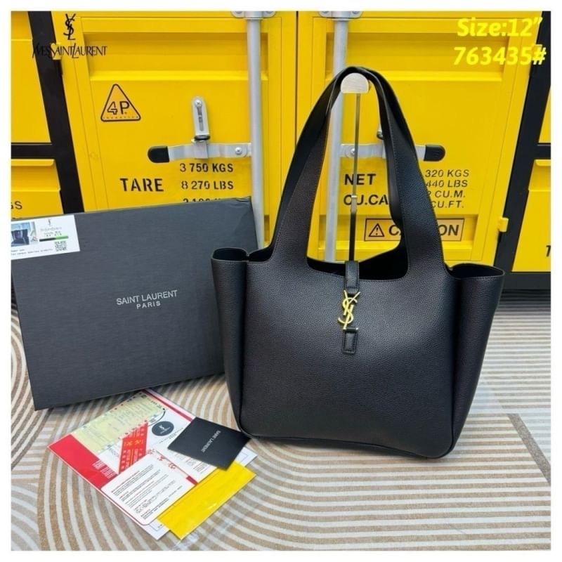 YSL Le 5 À 7 Bea Leather Tote Bag กระเป๋าทรงโท้ทงานหนังเต็มใบ สวยเด่นเป็นเอกลักษณ์มาก ดีไซน์เรียบแต่มากมีอยู่จริง สวยดูแพง ที่ไม่มีตอนนี้คือพลาด