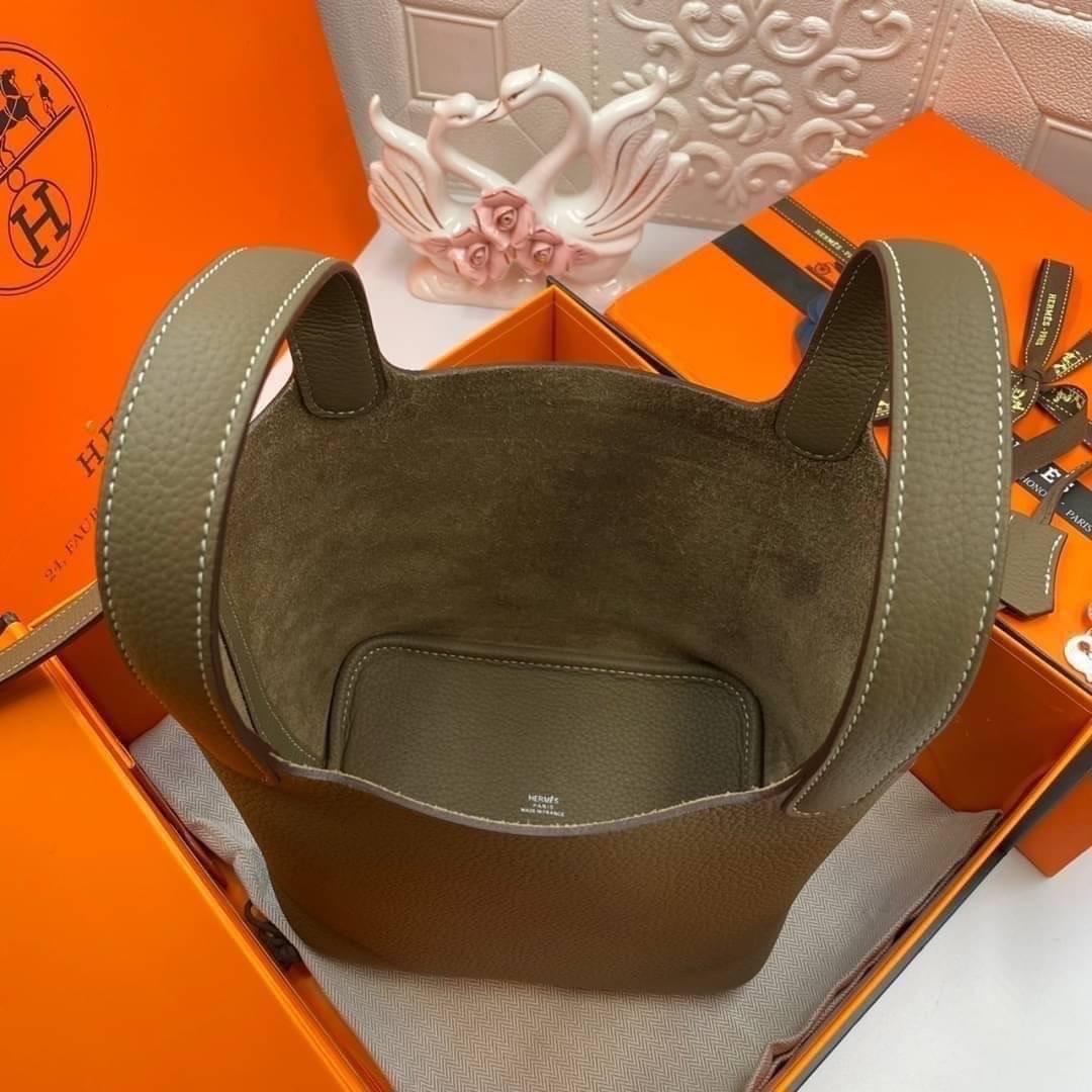 หนังแท้ Hermes Picotin Lock 18 bag กระเป๋าถือแบรนด์หรูระดับโลก งานเกรดออรินอล หนังแท้ทั้งใบ หนังมีลายทอริลลอนคล้ายของจริง มาพร้อมตัวล็อคเคลลี่ Kelly lock รูปทรงเรียบแต่หรู ใช้งานได้ทุกโอกาส ถือง่าย ใช้งานง่าย ภายในโล่งกว้าง ภาพสินค้าถ่ายจากงานขายจริง ใช้ง
