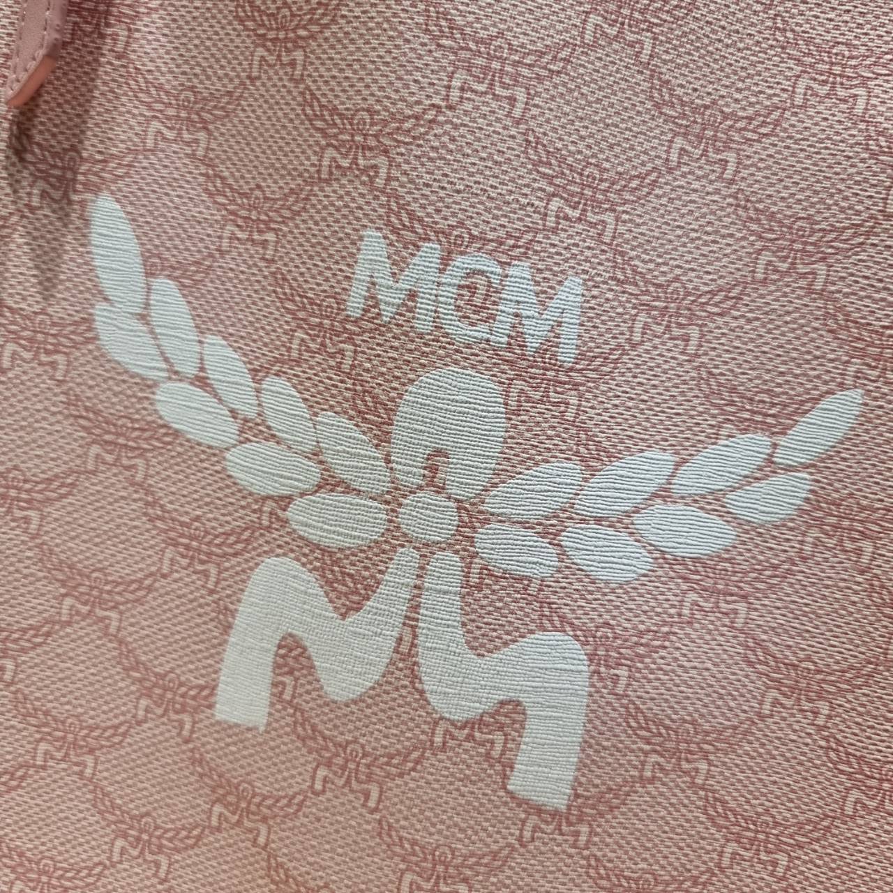 M.C.M MEDIUM HIMMEL SHOPPER IN LAURETOS กระเป๋าทรงโท้ทช้อปปิ้ง เรียบหรู คอลใหม่ พร้อมสีใหม่ ดีไซน์ละมุน น่าใช้มากๆ ก พิเศษสุดกับพวงหนังพร้อมห่วงกุญแจทึ่สามารถห้อยพวงกุญแจน่ารักๆได้