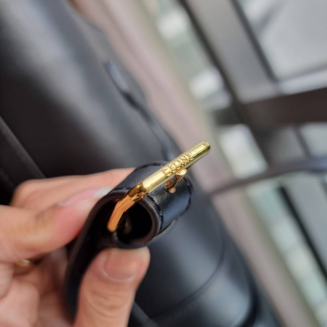 VIP 】CELINE BUCKET BAG CUIR TRIOMPHE คอลเลคชั่นใหม่ ฮิตข้ามปี กับกระเป๋าสะพายทรงถัง ใช้งานง่ายที่สุด สายสะพายในตัว ปรับใช้ได้เลย วัสดุหนังวัว เรียบหรู ผู้ดีไปอีก โดดเด่นด้วยโลโก้เอกลักษณ์ มีกระดุมปิดที่ปากกระเป๋า ภายในโล่งกว้าง ใส่ของแบบจุๆไปเลย เป็นรุ่นท