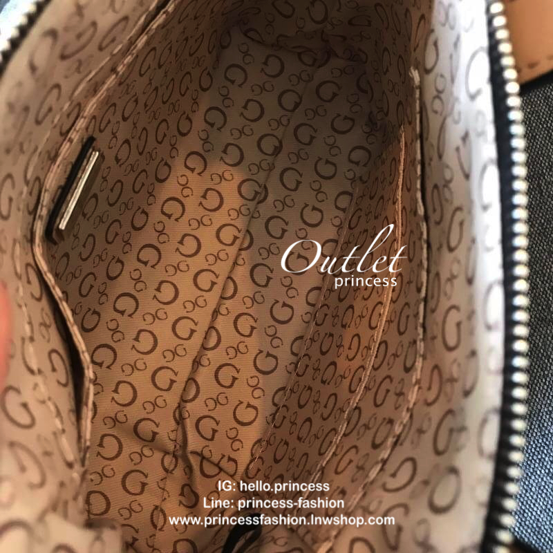 GUESS BALDWINPARK MINI BAG กระเป๋าถือหรือสะพาย วัสดุ Saffiano PU คุณภาพดี นิ่ม น้ำหนักเบา ด้านหน้าประดับด้วยโลโก้แบรนด์สวยหรู ตัวกระเป๋าลาย G ทั้งใบ เปิดปิดกระเป๋าด้วยซิปสะดวกใช้ ด้านในโล่งกว้างมีช่องสำหรับใส่ของหลายช่อง ใส่กระเป๋าสตางค์ใบกลางได้ ใส่Iphon