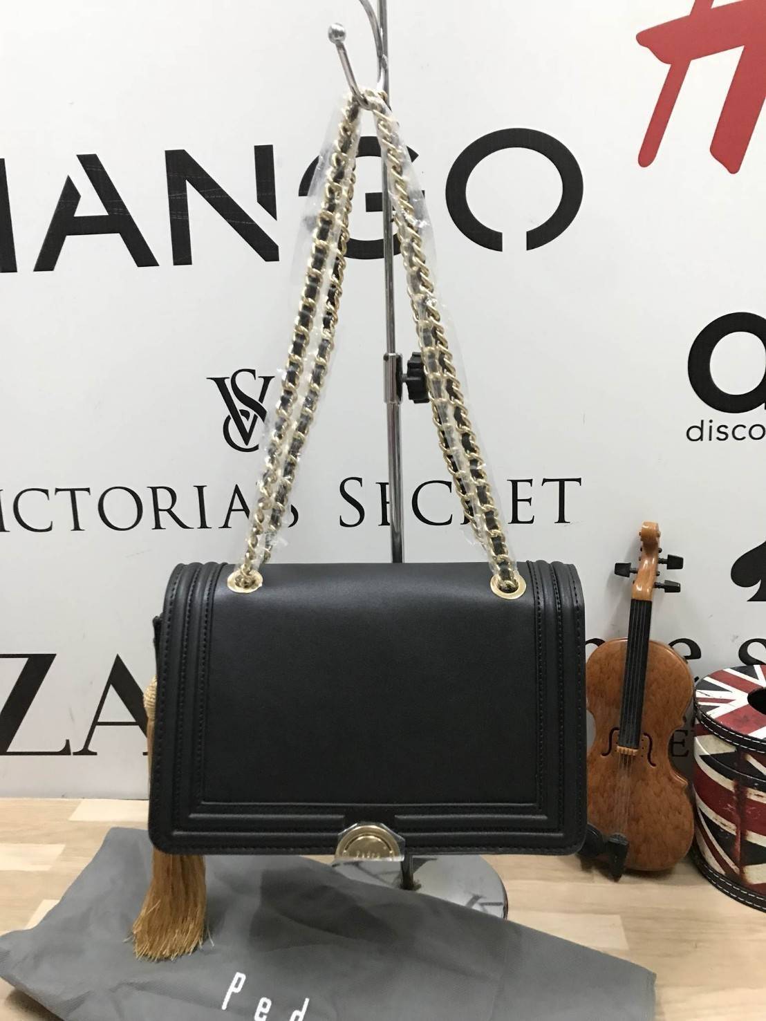 Pedro Velvet Tassel shoulder Bag รุ่นใหม่ชนช้อป!! จากแบรนด์ในเครือ charles&keith กระเป๋าสะพายข้างทรงกล่อง ตั้งอยู่ทรง สายสะพายโซ่ร้อยหนัง อะไหล่ทองทั้งใบ ด้านข้างประดับพู่สุดหรูสามารถสะพายได้ทั้งสายเดี่ยวและสายคู่ ภายในมีช่องซิปแยก สามารถใส่กระเป๋าสตางค์ท