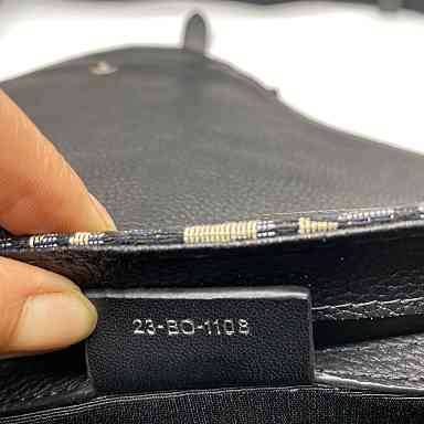 DIOR SADDLE Pouch Beige And Black Canvas and Leather Messenger Bag DIOR Chest Bag พร้อมส่งที่ไทย ยังคงรักษาสไตล์ไว้ได้ เฉพาะสำหรับคุณที่จะติดตามเทรนด์อานม้ารุ่นที่สวยงามนี้ในผ้าใบเฉียงและหนัง สายสะพายไหล่แบบเส้นเดียวและด้านในบุด้วยผ้า กระเป๋าสะพายข้างหรือ