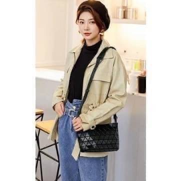 BAO BAO ISSEY MIYAKE Crystal Shoulder Bag งานดีไซน์ที่ดูเรียบง่ายทั้งรูปแบบการใช้งาน มีช่องเปิดปิดแบบซิปเพื่อให้คุณพกพาของมีค่าได้อย่างสบายใจป้องกันสิ่งของตกหล่น