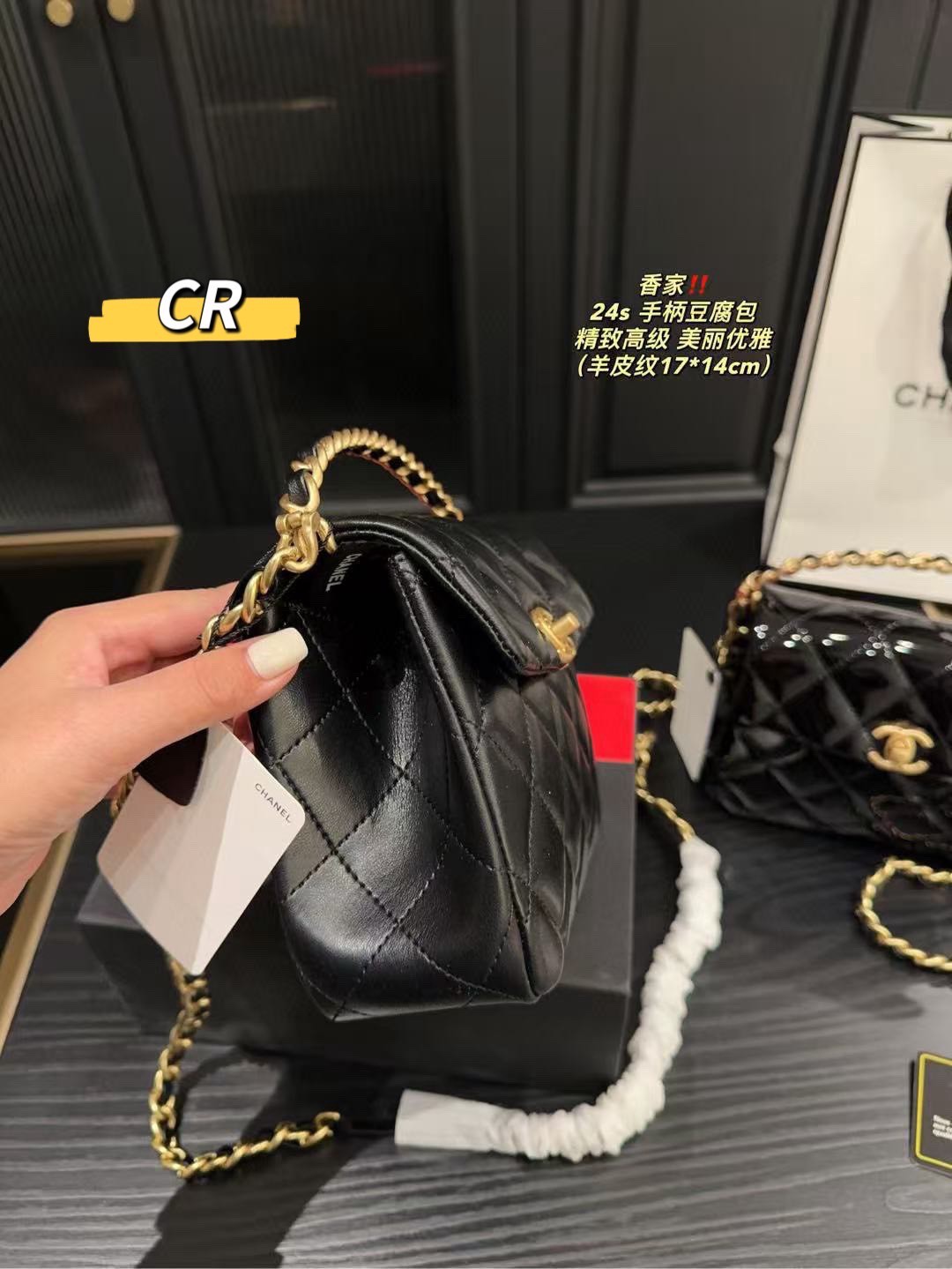 CHANEL flap bag on chain กระเป๋าสะพายสุดหรู สวยดูแพง รูปทรงคลาสสิค พร้อมหูจับร้อยโซ่สีทองขับผิวขนาดกำลังพอเหมาะ สะดวกต่อการพกพา หนังอย่างดีผิวสัมผัสดี