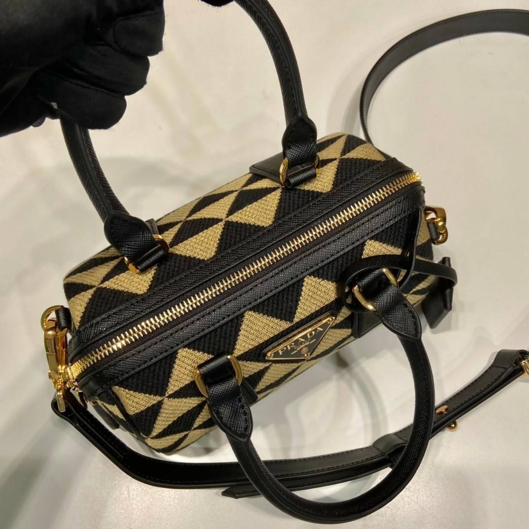 PRADA Symbole embroidered fabric top-handle bag พร้อมส่งรุ่นใหม่ มาแรง กับทรงหมอนอยู่ทรงสวย สาวๆห้ามพลาดเลยค่ะใบนี้ วัสดุทำจากผ้าแคนวาส