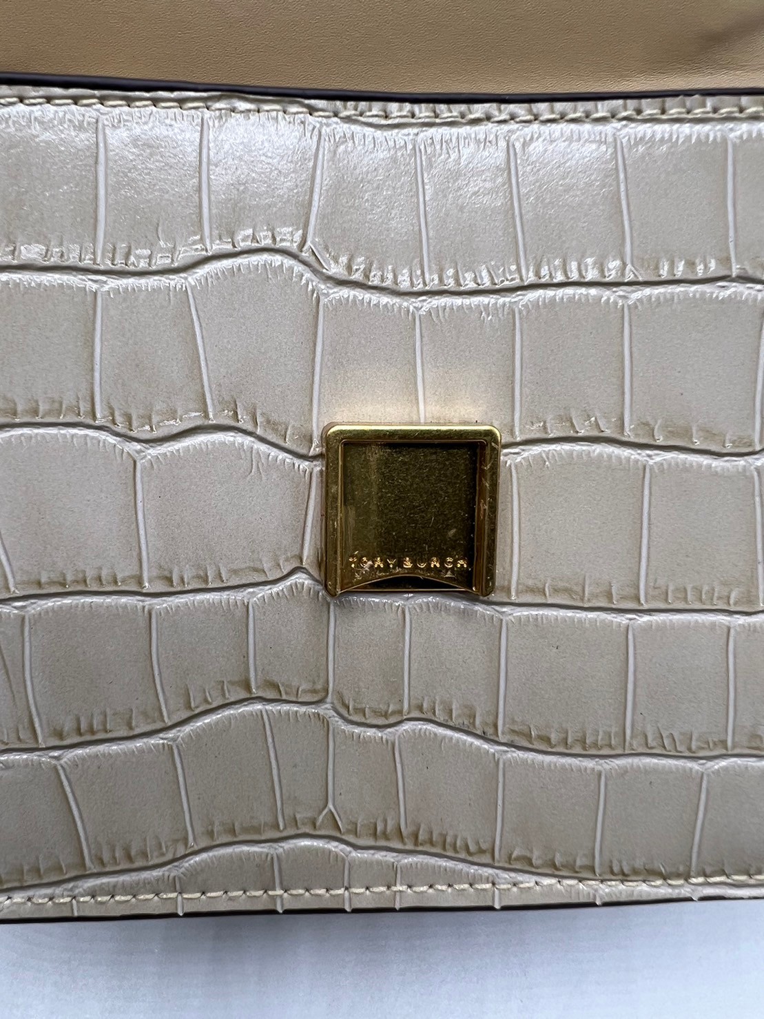 6 สี Tory Burch Croc Eleanor Small Bag / TORY BURCH ELEANOR CROC EMBOSSED LEATHER กระเป๋าสะพายหนังพิมพ์ลายจระเข้ ดีไซน์หรูหรา โด่นเด่นด้วยโลโก้แบรนด์อะไหล่ด้านหน้า และสายสะพายโลหะสีทอง