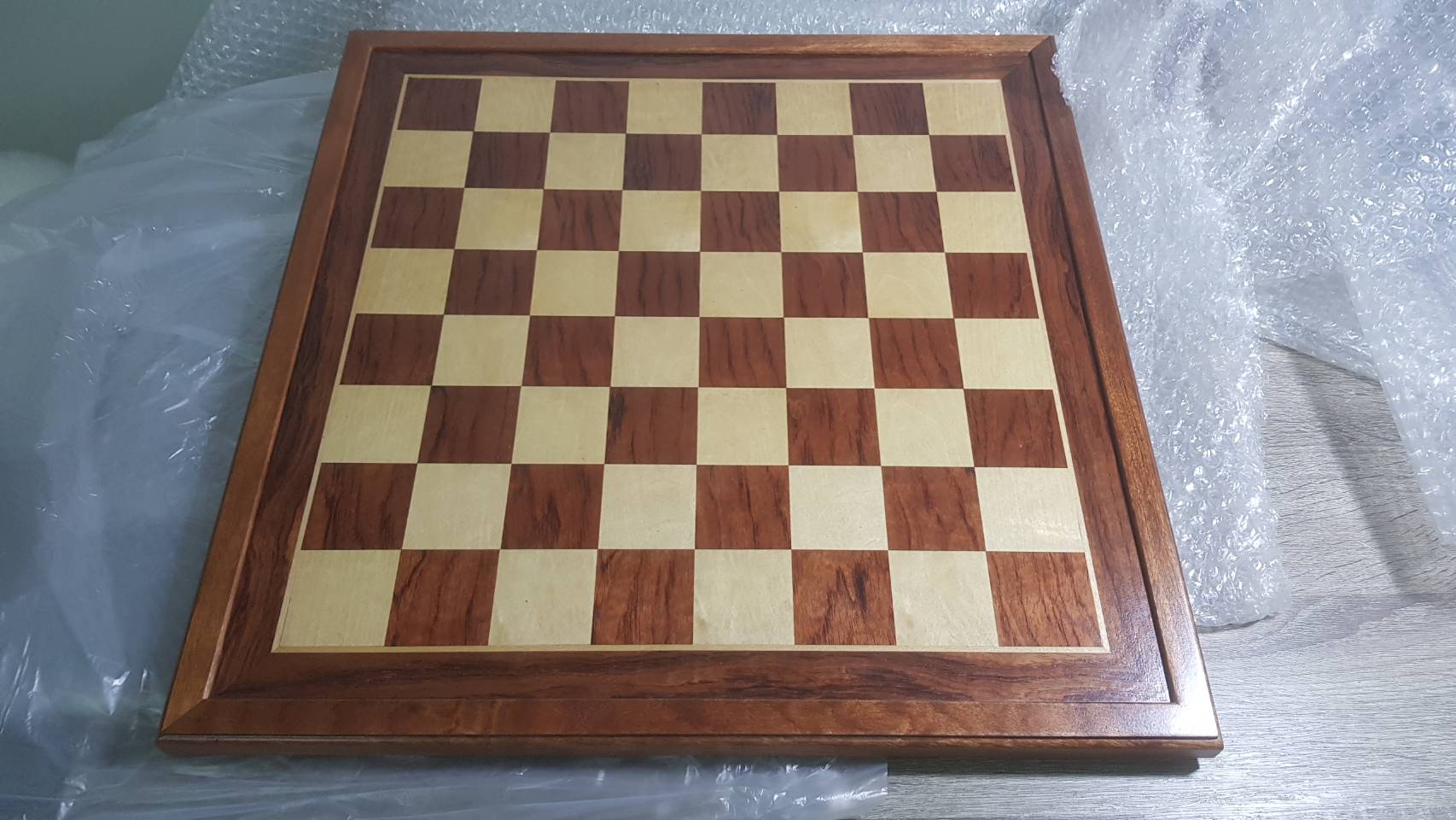 กระดานหมากรุกสากลไม้เคลือบผิวอย่างดีขนาด50x50 cm. ช่องขนาด5x5 cm.