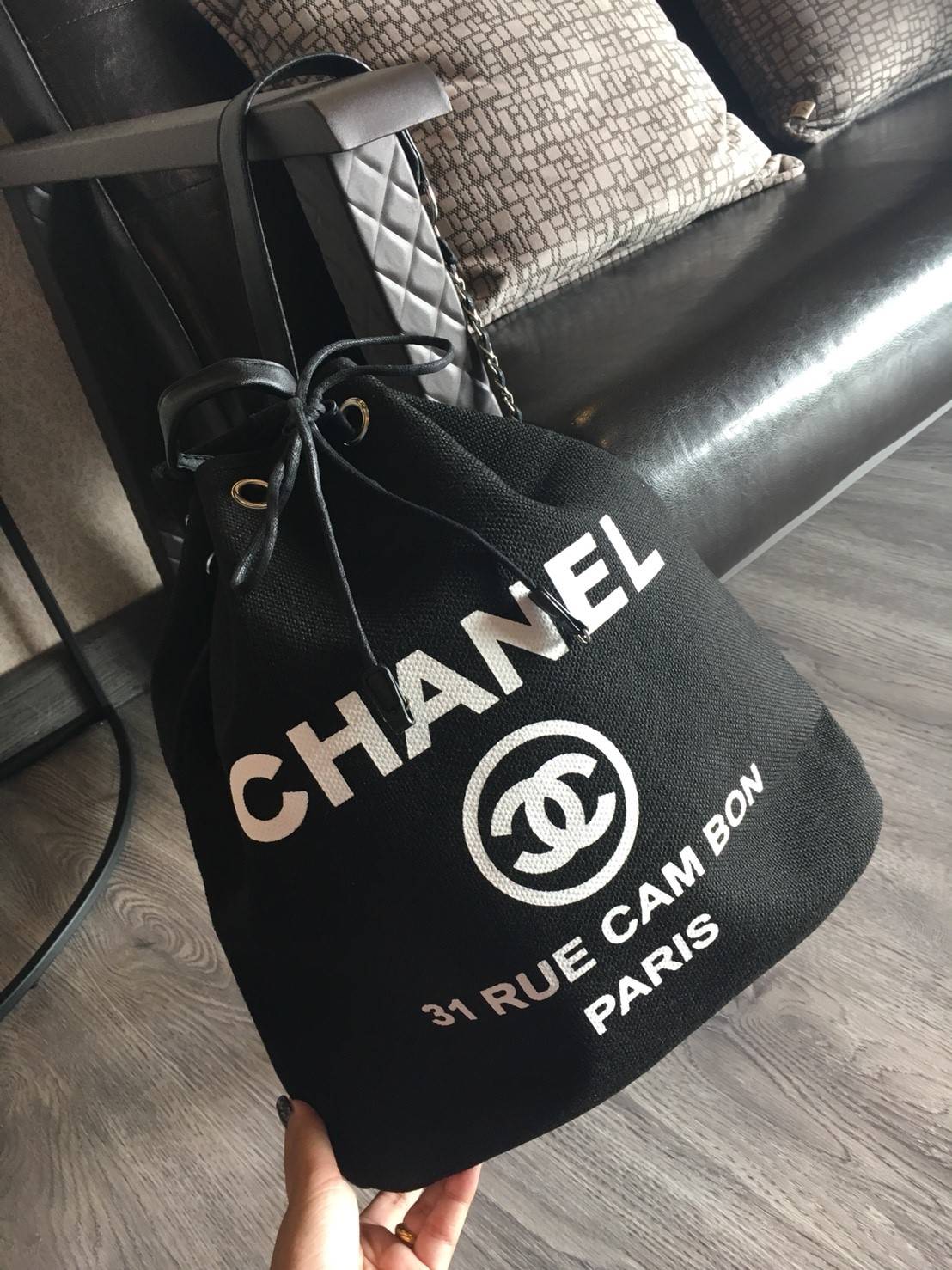 New Limited! กระเป๋าเป้ ทรงขนมจีบ ตัวใหม่จากพรีเมี่ยมกิ้ฟ แบรนด์ Chanel กับทรง Chanel canvas jumbo bucket & backpack bag พร้อมส่งค้า โดดเด่นด้วย **ทรงน่ารัก ตัวกระเป๋า canvas ทั้งใบสกรีนโลโก้สีขาว อะไหล่เงิน สายสะพายมี Gimmick♡ สายหนังต่อผสมโซ่สลับ