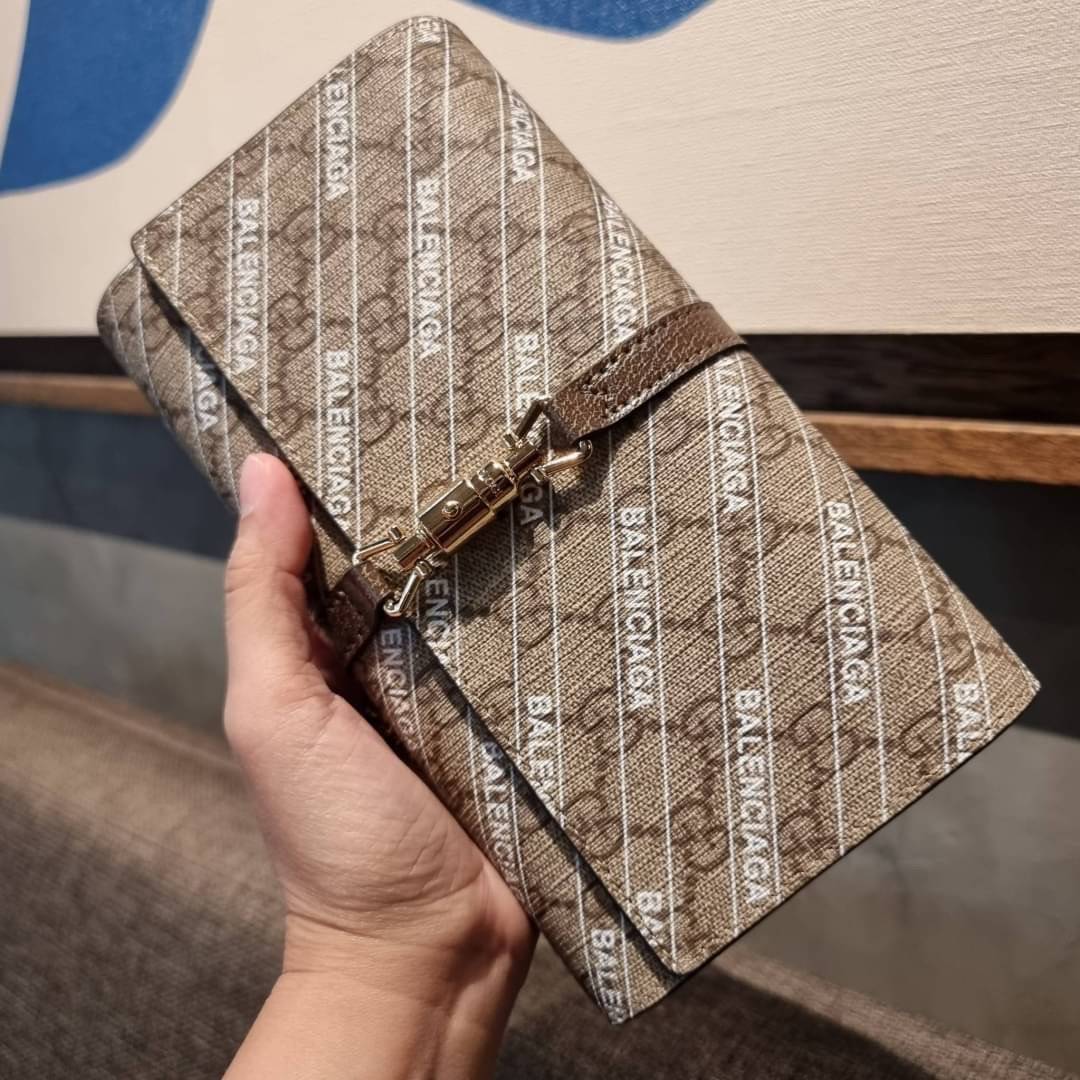 คลัชท์สุดหรูขึ้นแท่นต้องใบนี้เลย GG×Balenciaga woc bag กระเป๋าสะพาย crossbody เป็นคลัชท์ได้ในตัว ดีไซน์คลาสสิควินเทจ ดึงดูดและสะกดสายตาด้วยอะไหล่ดีเทลหรูของอะไหล่สีทอง วัสดุหนังแคนวาส ทนทาน ดูแลรักษาง่าย เปิด-ปิดด้วยอะไหล่เสียบล็อค ภายในแบ่งสัดส่วนลงตัวมา