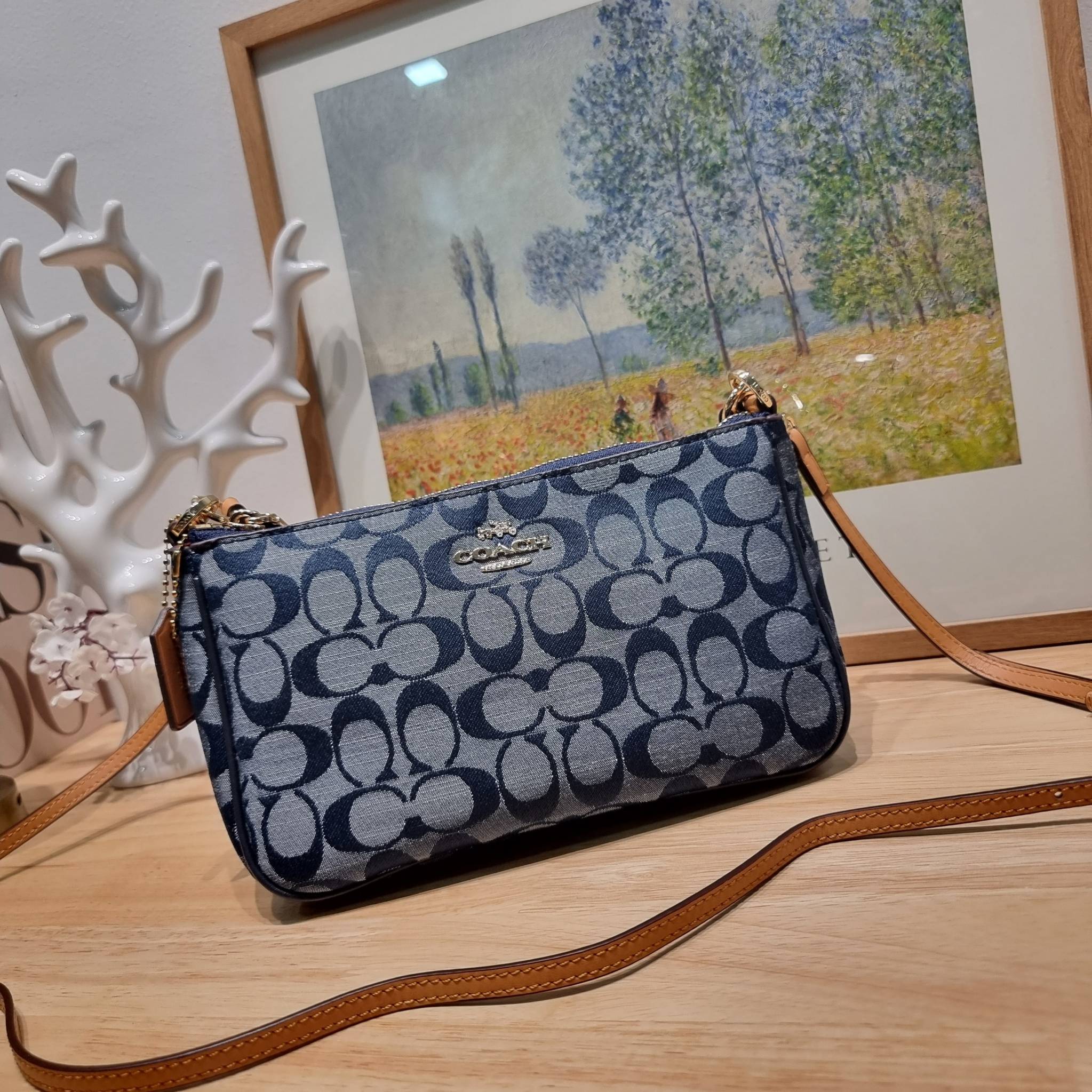 COACH NOLITA 19 IN SIGNATURE CHAMBRAY CH149 พร้อมส่ง คอลเลคชั่นใหม่ น่ารักน่าใช้ ในสไตล์คลาสสิค กระเป๋าทรงพอชขนาดมินิ ที่สามารถสะพายไหล่ และกึ่งคล้องมือใช้ได้ 2 สไตล์