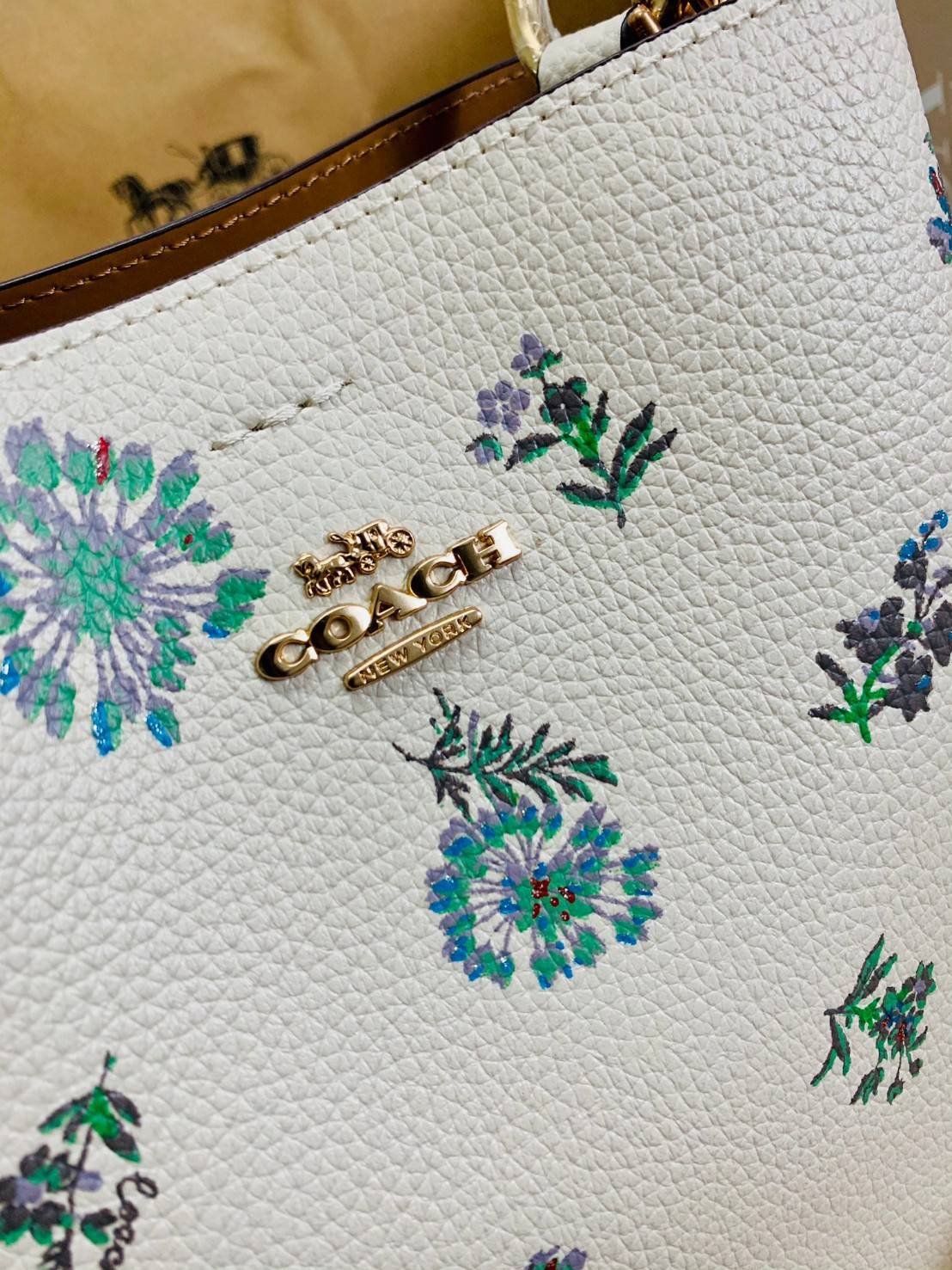 รุ่นฮิต รุ่นขายดี รุ่นที่สาวๆต้องมีค่ะ!! COACH SMALL TOWN BUCKET WITH DANDELION PRINT ((2310)) พร้อมส่งที่ไทยอีกครั้ง ห้ามพลาดค๊าาา😘 กระเป๋าทรงถัง หนังแท้ลายหนังสวยนิ่มอย่างดีค่ะ!