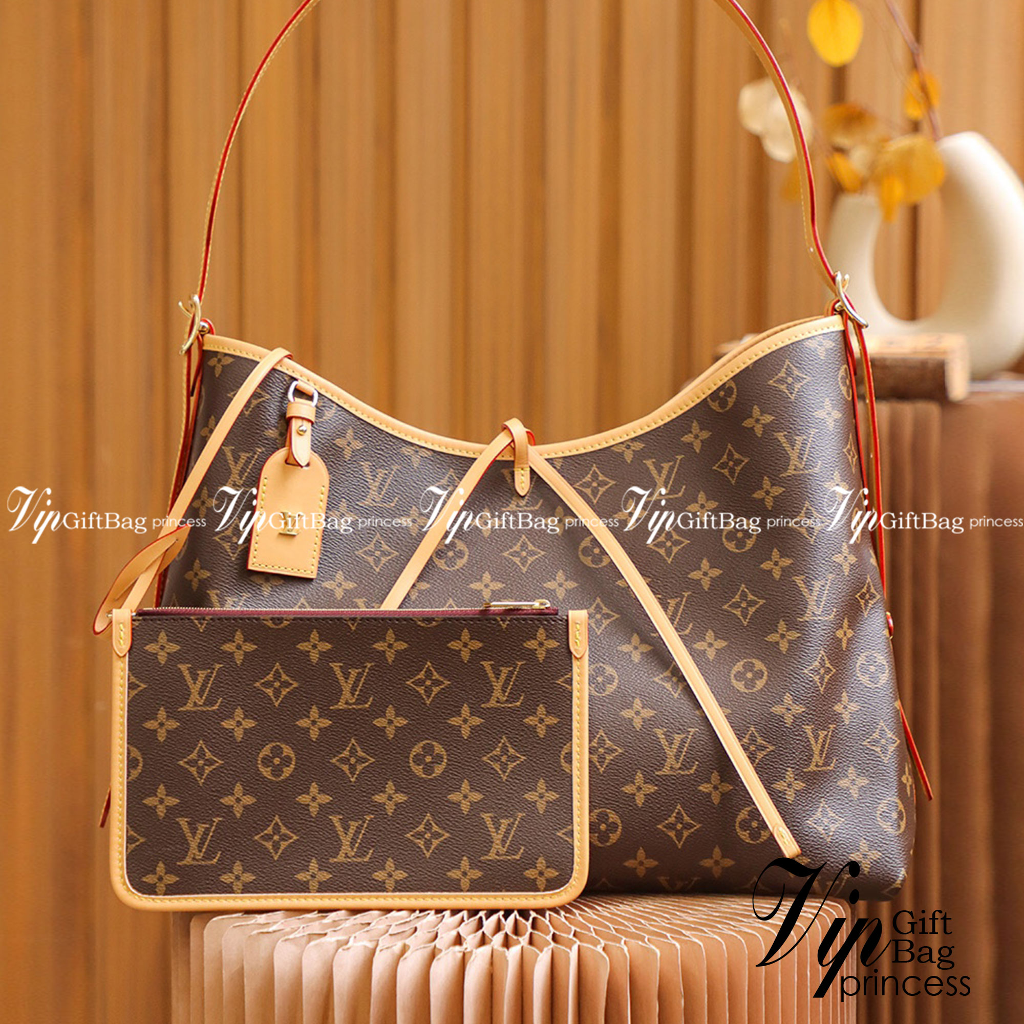 LV CARRYALL Monogram Canvas / LV Shopping Bag รุ่นใหม่ล่าสุด กระเป๋าสะพายทรงหรูหรามีสไตล์ สวยปังมั้ยไหว ใบจริงสวยมากกกก ได้สวยก่อนใคร วัสดุหนังแคนวาสเคลือบลาย สวย คลาสสิค ภายในเป็นช่องโล่ง จุของได้เยอะ สาวๆใช้ใบนี้ สะพายไปไหนก็เข้ากัน ถ่ายรูปสวยๆ ชิคๆ โดด