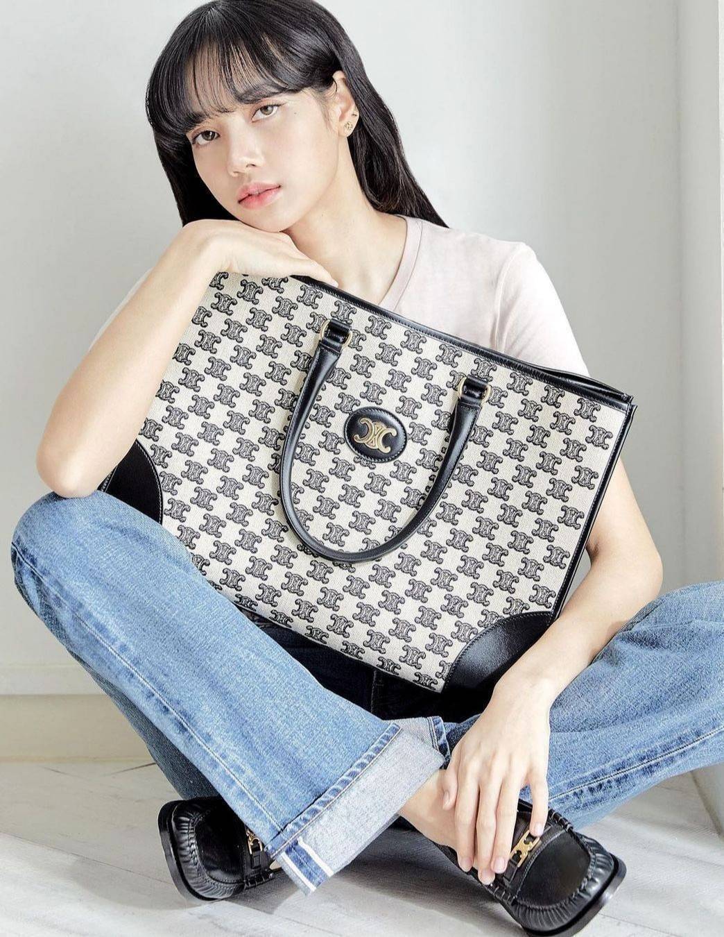CELINE LARGE TOTE BAG VIP วัสดุ CANVAS ทรงเหลี่ยมดีไซน์ Casual สวยคลาสสิคสไตล์สาว Lisa ใบใหญ่ใส่สัมภาระได้เยอะจุใจภายในโล่งกว้าง ใส่เอกสาร A4 หนังสือ กระเป๋าสตางค์ มือถือ ของใช้ได้เยอะ หูจับหนังเเข็งแรงจับถนัดมือจะถือหรือสะพายก็ดูดี ไอเท็มแนะนำฮิตพร้อมส่ง