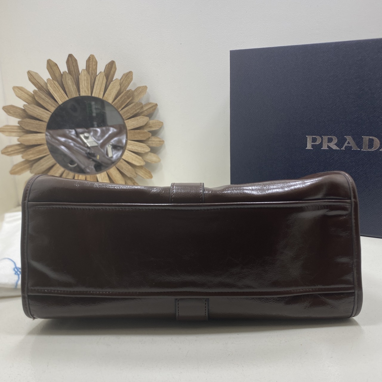 TOP ORI หนังแท้ | เกรดดีสุด PRADA Medium leather tote bag / pradahobo กระเป๋าสะพายทรงโฮโบ คลาสสิคหนังเงาสวยหรูดูแพง ใบใหญ่กำลังดี ดีไซน์ใหม่ล่าสุด ภายในโล่งกว้าง จุของได้สบายๆ