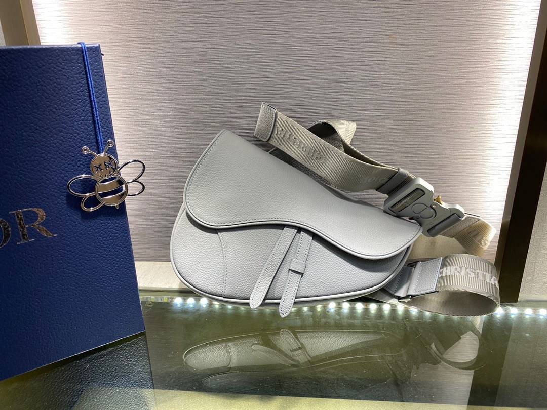 หนังแท้ CHRISTIAN DIOR SADDLE BAG GRAY Grained Calfskin พร้อมส่งที่ไทย ออริจินอลหนังแท้ทั้งใบ ภาพสินค้าถ่ายจากงานขายจริง ใช้งานต่างประเทศได้