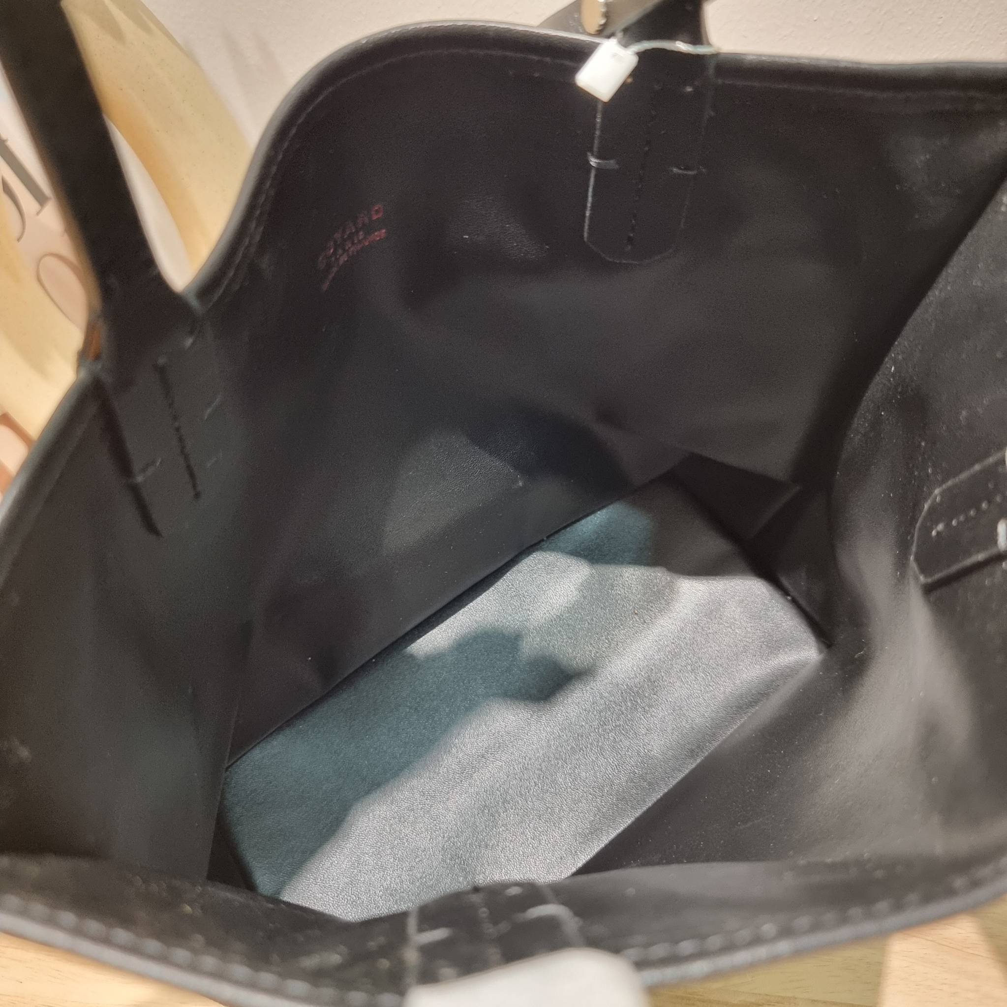 GOYARD MINI ANJOU REVERSIBLE TOTE ฮอตไอเท็ม กับกระเป๋าสะพายทรงโท้ท ไซส์มินิ กะทัดรัดมาก มาครบสีขายดี เลิศทุกสี รูปทรงคลาสสิค ดีไซน์เป็นเอกลักษณ์ ใช้งานได้หลากหลาย สามารถกลับด้านใช้ได้แบบไม่มีเบื่อ