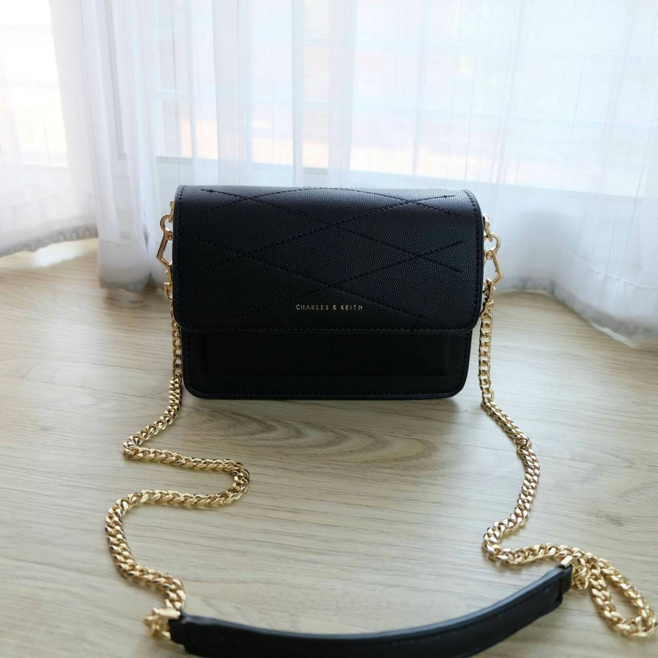 Charles & Keith Front Flap Crossbody Bag กระเป๋าสะพาย อยู่ทรง ขนาดกำลังดี วัสดุหนังลายคาเวียร์ ด้านในแบ่งเป็น 3 ช่องใหญ่ แยกเก็บของได้เป็นสัดส่วนค่ะ สายสะพายแบบโซ่ยาว 119 cm มีหนังรองบ่า สามารถถอดได้ค่ะ