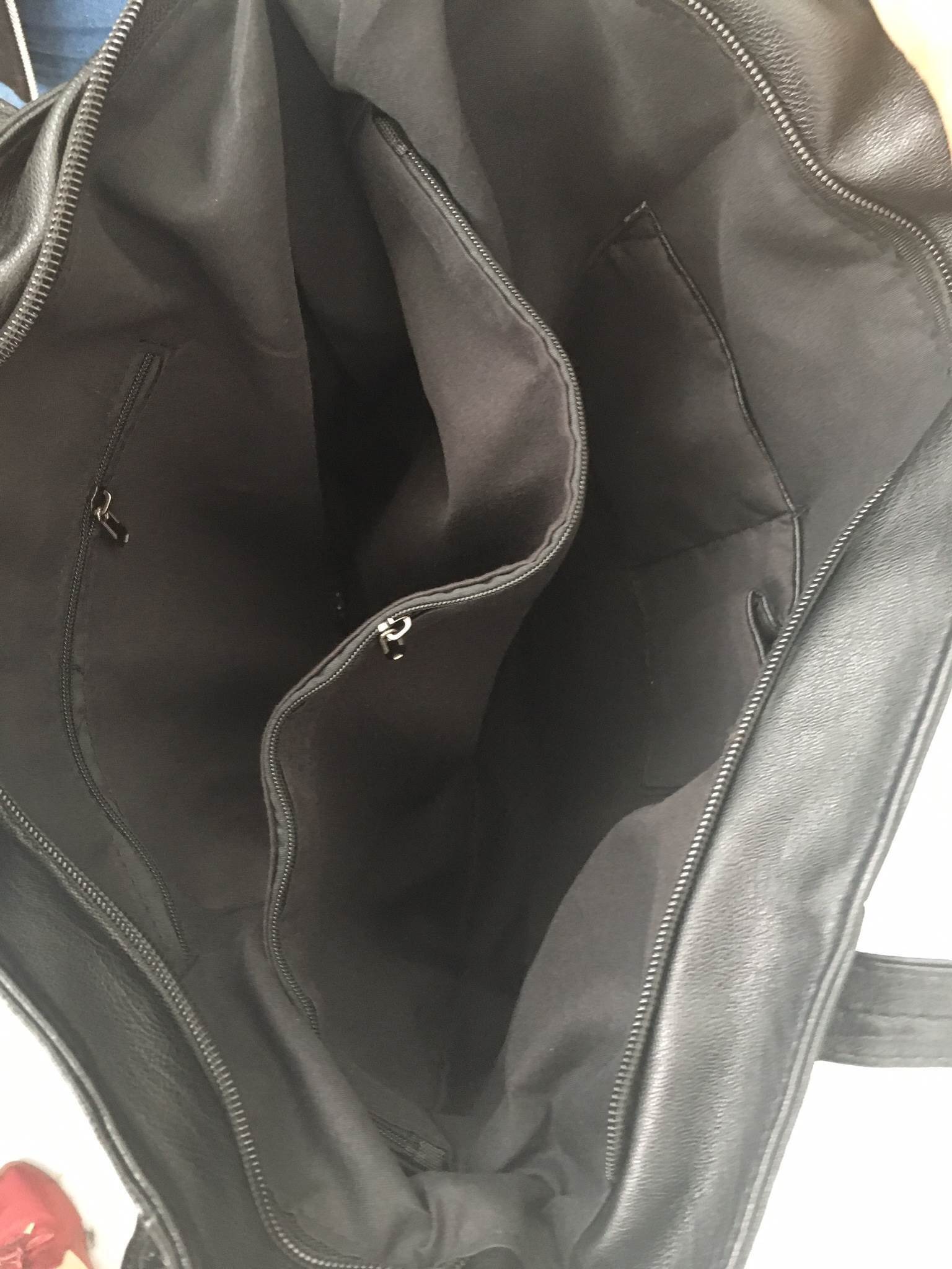 ขายดีมาก มากี่รอบก้อหมด สำหรับรุ่นนี้ เป็นกระเป๋าทรง Tote ของจริงสวยคะ หนังนิ้ม นิ่ม ค่า ดีต่อใจ 😁❤️ 〰〰〰〰〰 รุ่นใหม่ล่าสุด หนังนิ่ม อะไหล่ดำ ภายใน มี ช่อง 3 ช่องใหญ่ แบ่งเก็บของได้คุ้ม เป็นสัดส่วนดีคะ น้ำหนักเบา จุของได้คุ้มคะ มีสายยาวให้ ถื