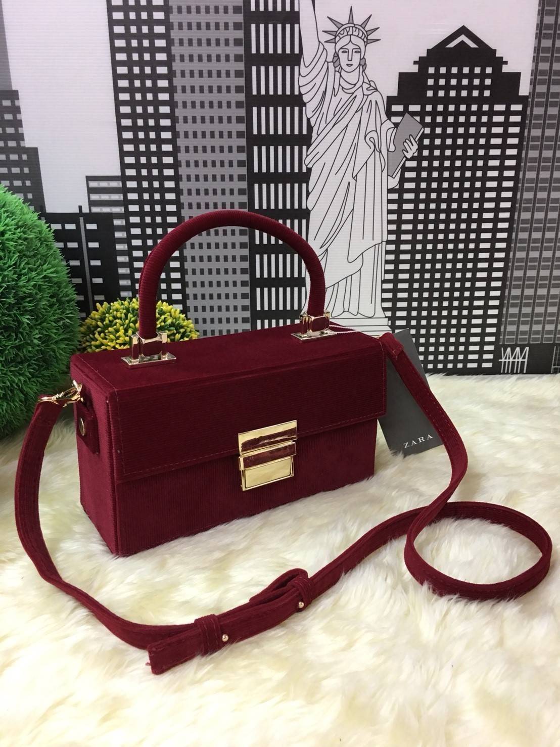 Zara rigid corduroy minaudière 2017 กระเป๋าทรงกล่องมาด้วย top ผ้าลูกฟูกเท่ๆ อะไหล่สีทอง ด้านหน้าตัวล็อค แบบสวมปุ่มล็อค หูพับลงได้ สายสะพายถอดและปรับระดับได้ ด้านในช่องโล่ง สามารถใส่ กระเป๋าเงิน มือถือจุกจิกได้พอสมควร น้ำหนักเบามาก ดีไซน์ไม่เหมือนใครตามสไต