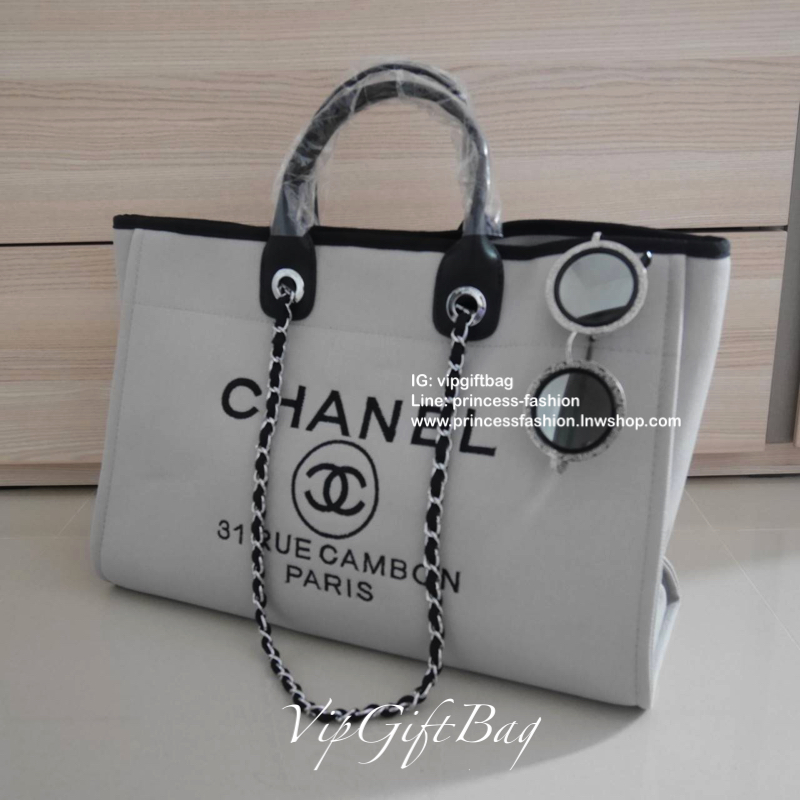 Chanel tote canvas bag จากงานพรีเมี่ยม VIP GIFT รุ่นดังเลยค้า Size ใหญ่อลัง บอกเลยว่า *งานดีที่สุด ตัวกระเป๋า กระเป๋าผ้าเป็นผ้า canvas เนื้อดีสมราคา สัมผัส นุ่มลื่นมือมากกกก อะไหล่เงินปั้มแบรนด์แท้ทั้งใบ ด้านหน้าปัก logo แบรนด์สุดหรู จุของได้เยอะมากก มีช่