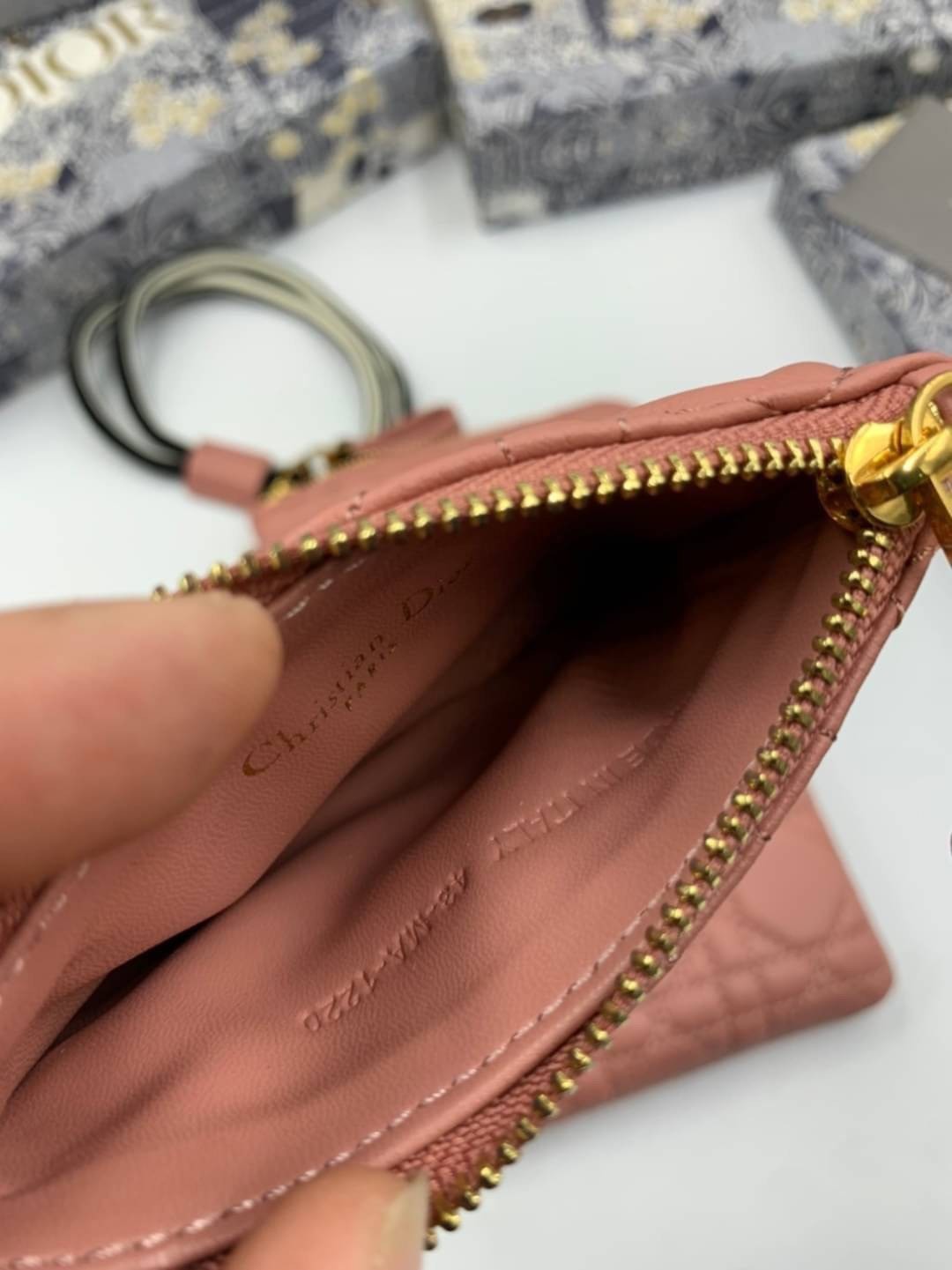 VIP 】CHRISTIAN DIOR PHONE BAG 2 in 1 DOUBLE BAG กระเป๋าเซ็ท 2 ใบ มีสายสะพายข้าง ถอดออกใช้งานได้ ถือว่าคุ้มมากๆเลยค่ะ สามารถใช้งานแยกกันได้ ใส่สายสะพายหรือ ถือได้ วัสดุหนังแท้ สวยงามนุ่มฟู น่ารักมากๆ เลยน้าาา