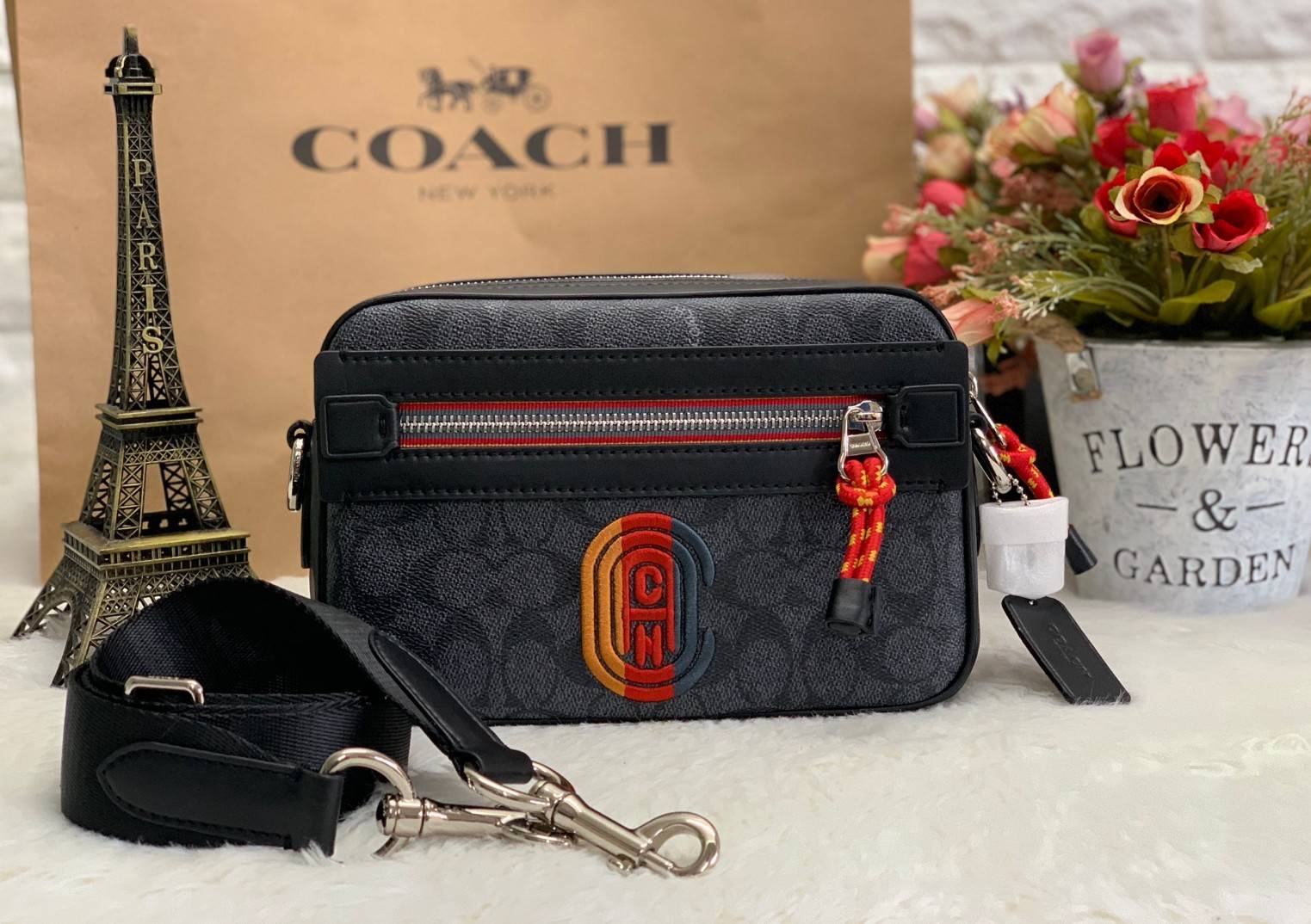COACH ACADEMY CROSSBODY IN SIGNATURE WITH VARSITY ZIPPER ((768, 960)) พร้อมส่งที่ไทยอีกครั้ง! ได้ไปหลงรักแน่นอนค่ะ😘 กระเป๋าสะพายครอสบอดี้ร์ของคุณผู้ชาย((สาวหล่อใช้ก็สวยทีเดียว)) หนังแท้อย่างดี หนังนิ่มมือดีค่ะ