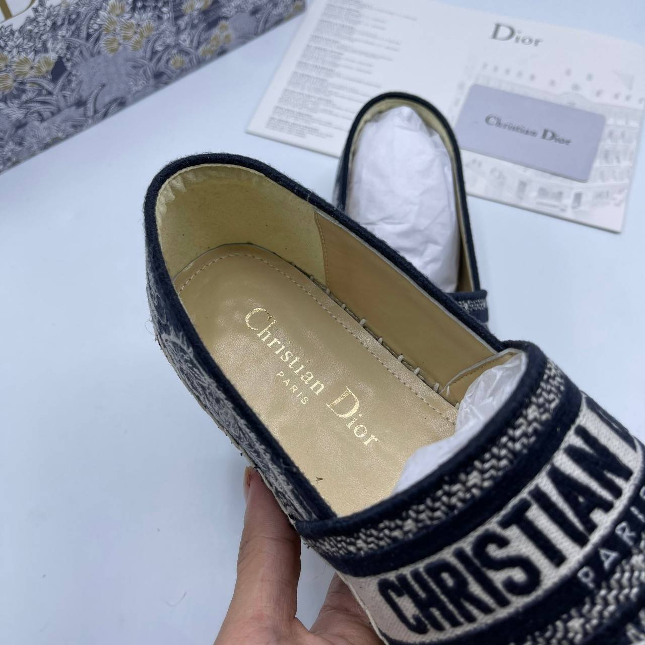 DIOR GRANVILLE ESPADRILLE SS21 Oblique Embroidered Cotton รองเท้าที่เป็นเอกลักษณ์ ที่สุดแห่งความหรูหราที่ใช้งานได้ทุกวัน ตัดเย็บจากผ้าฝ้ายปักลาย ประดับด้วยรายละเอียดสวยงาม งานเกรดออริจินอล 1:1 เหมือนที่สุด มีเลข Code ภาพสินค้าถ่ายจากงานขายจริง ไม่โป๊ะแตกแ