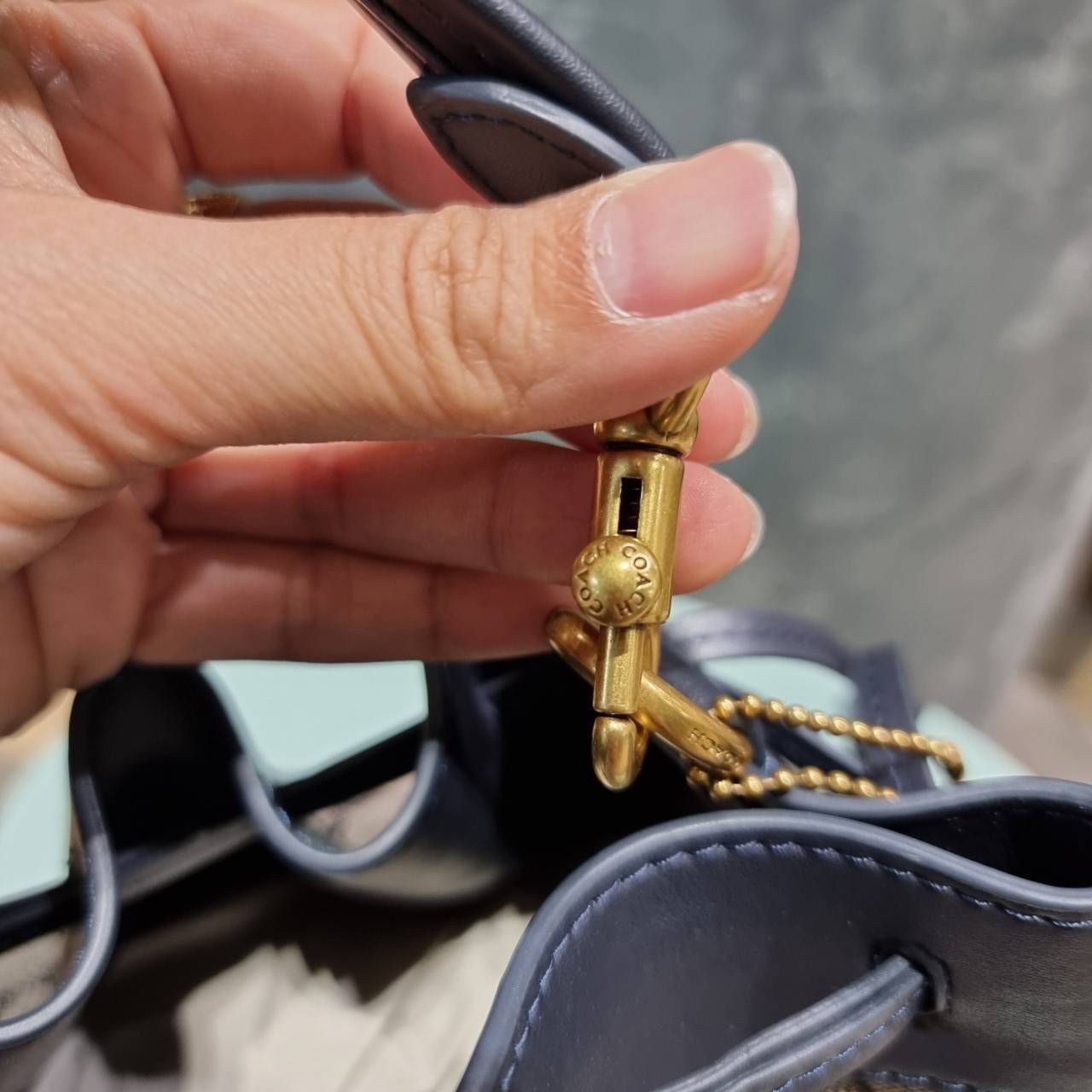 COACH C3853 FIELD BUCKET BAG IN SIGNATURE JACQUARD กระเป๋าสะพายทรงบัคเก็ต รุ่นใหม่ล่าสุด ดีไซน์ลายซิกเนเจอร์บนผ้า jacquard สวยคม เป็นเอกลักษณ์ไม่ซ้ำใคร มาพร้อมสายสะพายผ้าสปอร์ต และสายสั้นสำหรับคล้องแขนได้ สามารถรูดปิดปากกระเป๋าด้วยหนังรอบใบ เพิ่มดีเทลให้ต