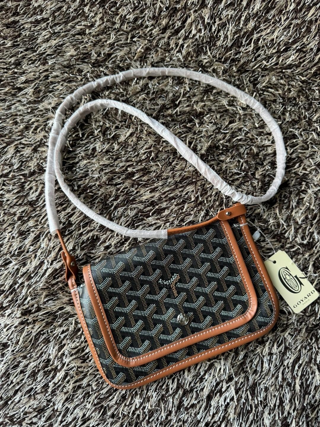 Goyard Plumet Rocket Wallet กระเป๋าสะพายใบเล็กกะทัดรัด ดีไซน์กระเป๋าสตางค์ มีช่องเพียงพอสำหรับใส่ธนบัตร เงินสด เอกสารต่าง ๆ