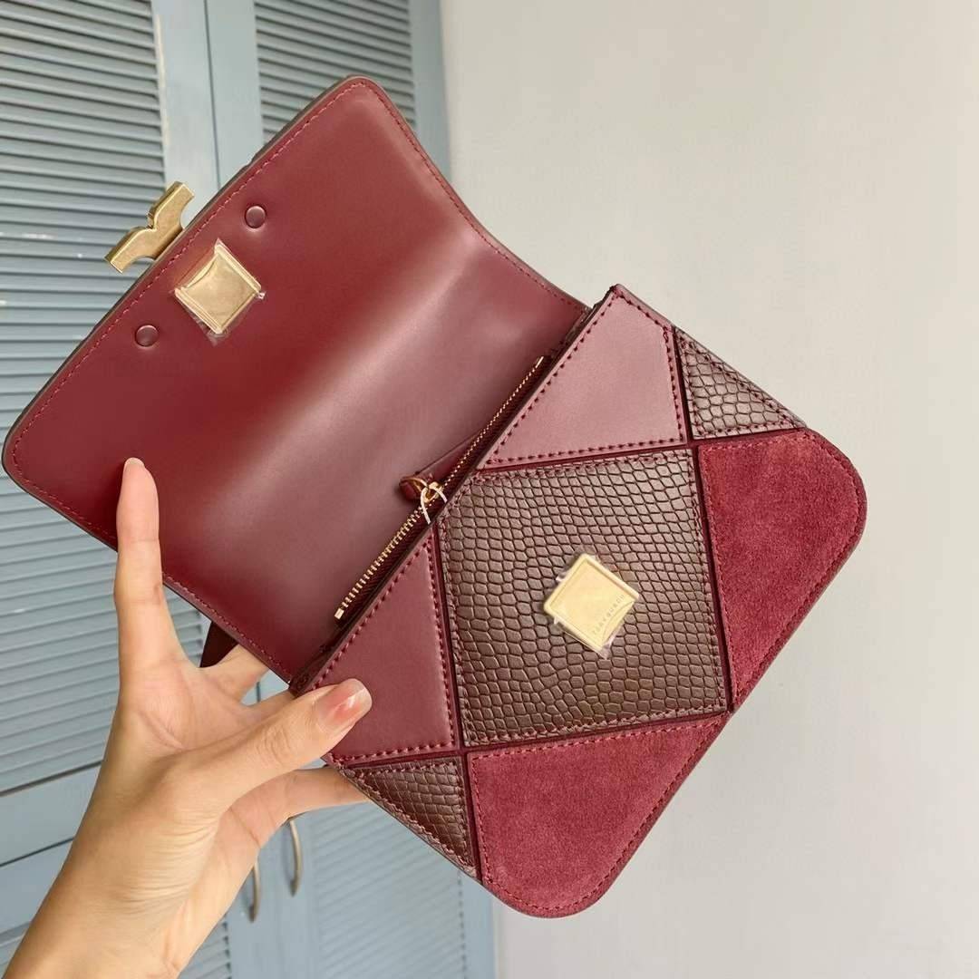 Tory Burch Small Eleanor Patchwork Convertible Shoulder Bag กระเป๋าทรงกล่อง ใบเล็กตัดเย็บจากหนังลูกวัว หนังกลับ และหนังงูนูน พร้อมขอบทาสีด้วยมือ อัญมณีแห่งหัตถศิลป์ ออกแบบมาให้พกพาสะดวก อะไหล่ทองเหลือง