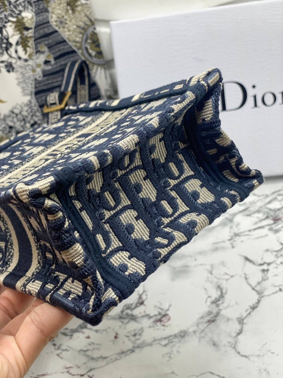 ORI 】Mini Dior Book Tote Phone Bag Blue Dior Oblique Embroidery พร้อมส่งที่ไทย ภาพสินค้าถ่ายจากงานขายจริง ใช้งานต่างประเทศได้ กระเป๋าใบมินิจะใส่โทรศัพท์ได้เช่นเดียวกับของใช้จำเป็นเล็กๆ น้อยๆ ในแต่ละวัน มาพร้อมสายสะพายไหล่แบบปักที่ปรับได้และถอดออกได้ อุปกร