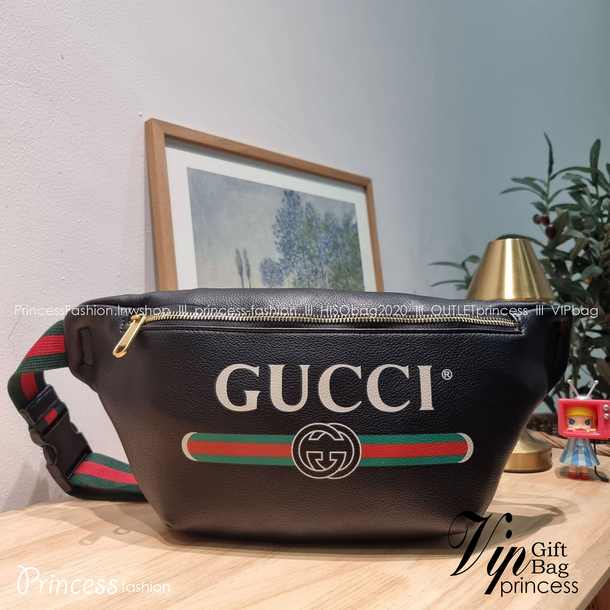 GUCCI Print Logo Belt Bag / GG LEATHER BELT BAG ไอเท็มยอดฮิต ขึ้นแท่น best seller กับกระเป๋าคาดอก ไซส์ใหญ่จุได้คุ้มค่า รูปทรงคลาสสิค พกพาง่าย ดีไซน์ลวดลายเอกลักษณ์ที่เป็นกิมมิค สายสะพายปรับได้ตามชอบ