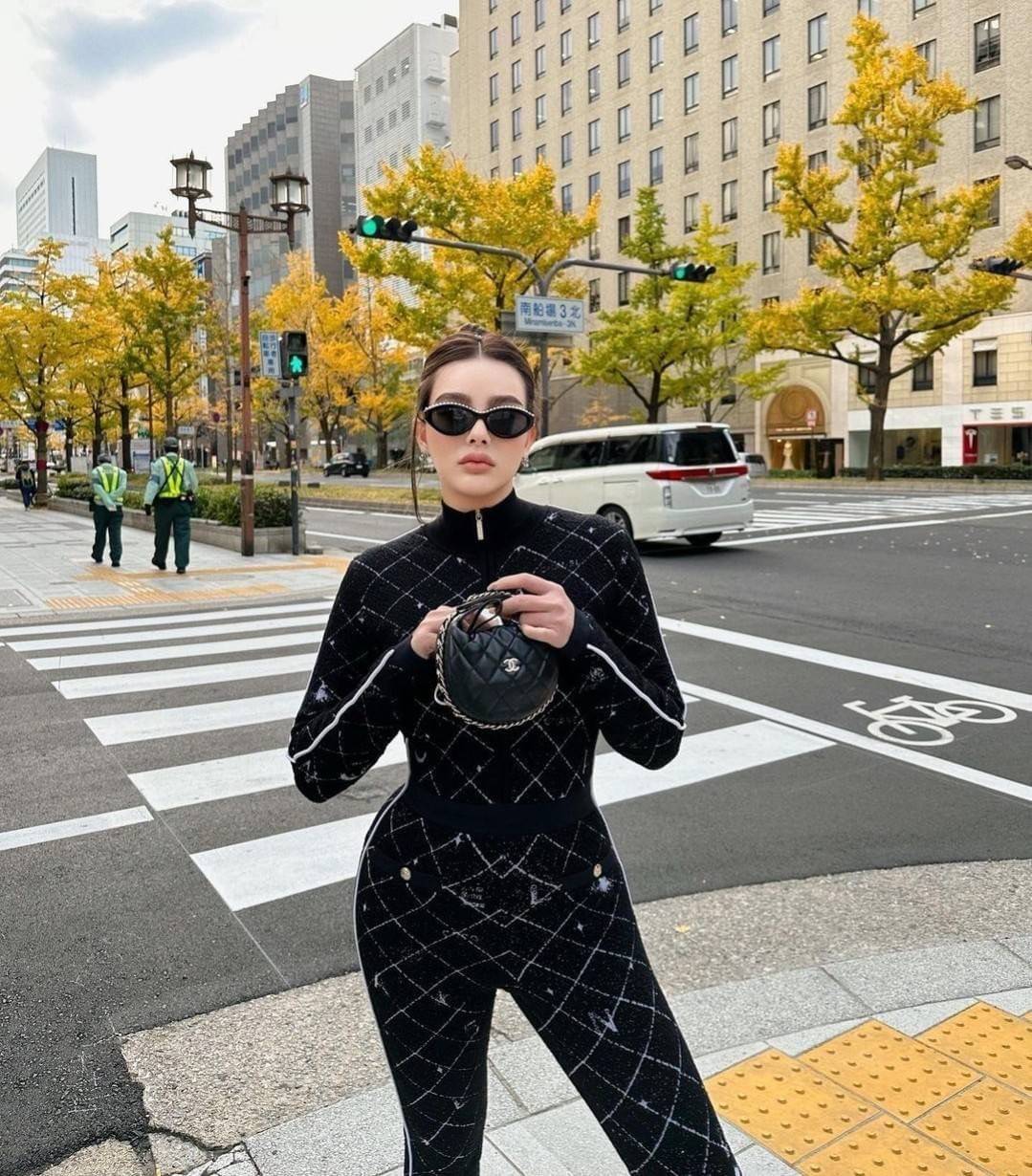 Chanel Pouch Hot item 2023 กระเป๋าสะพายกึ่งพอช ใบเล็กน่ารักน่าใช้ ถือไปไหนก็อัพลุคปัง วัสดุหนังแกะ สัมผัสนิ่มมือ หูจับในตัว ปรับได้อีกเล็กน้อย มาพร้อมสายสะพายโซ่