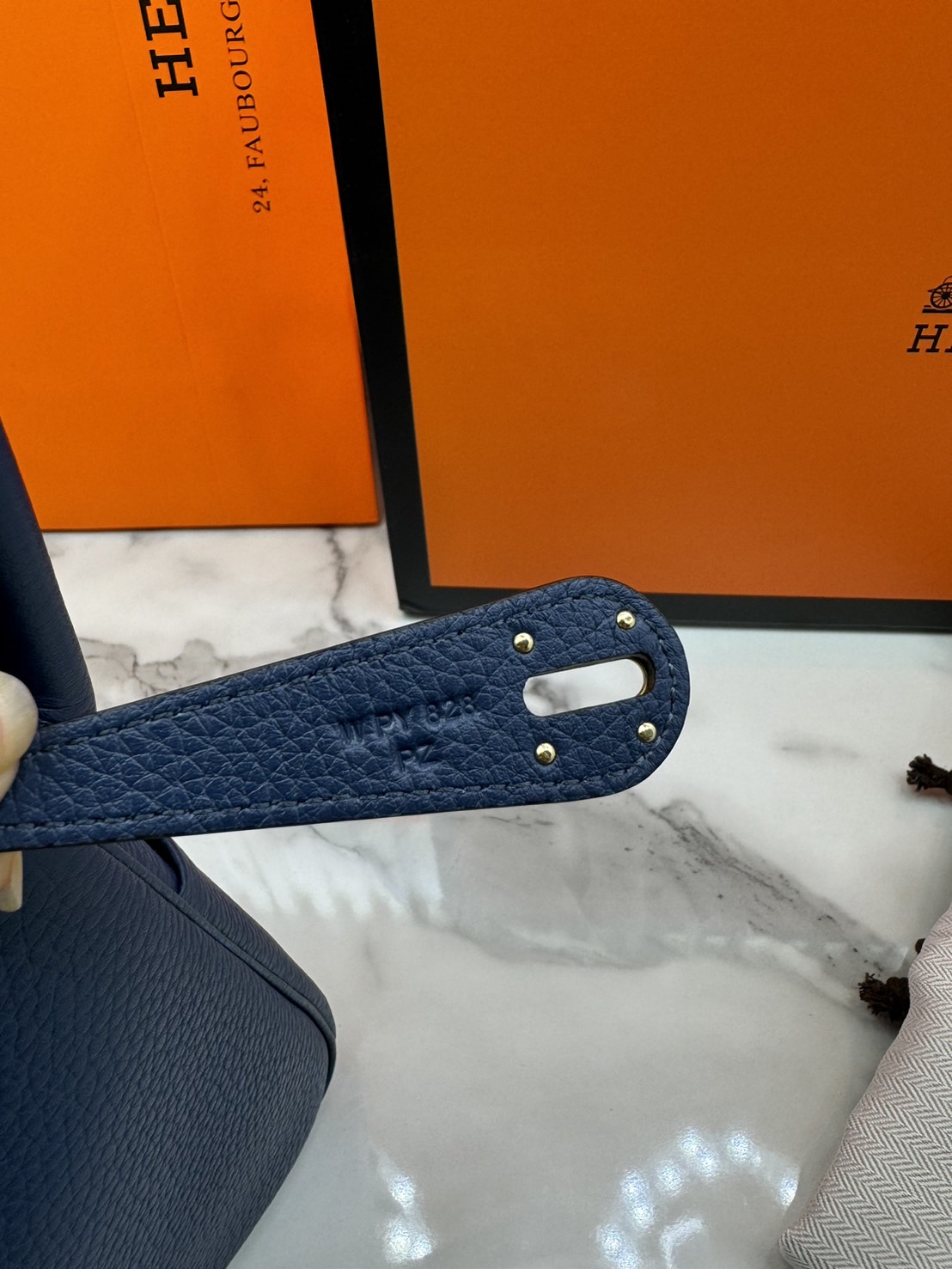 พร้อมส่ง 15 สี HERMES Lindy 26 bag กระเป๋าทรงโท้ทหนังสวยอย่างดี เอกลักษณ์ของความเรียบหรูไฮคลาสอย่างสมบูรณ์แบบ เกรดออริ สลับแท้ งานสวยตามรูป ใช้งานต่างประเทศได้