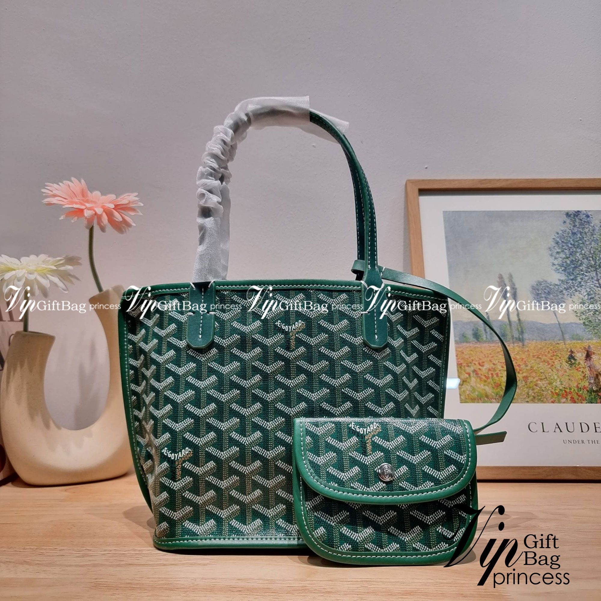 GOYARD MINI ANJOU REVERSIBLE TOTE ฮอตไอเท็ม กับกระเป๋าสะพายทรงโท้ท ไซส์มินิ กะทัดรัดมาก มาครบสีขายดี เลิศทุกสี รูปทรงคลาสสิค ดีไซน์เป็นเอกลักษณ์ ใช้งานได้หลากหลาย สามารถกลับด้านใช้ได้แบบไม่มีเบื่อ