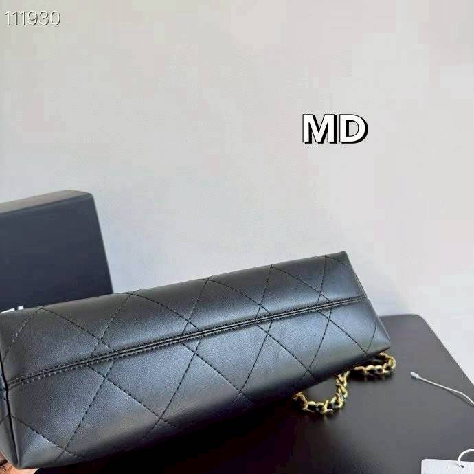 Chanel Flap Leather Suede Bag กระเป๋าสะพาย ดีไซน์ใหม่ คงความคลาสสิคและสวยหรู มีทั้งแบบงานหนังเต็มใบ/ทูโทน/และงานหนังกลับ สวยหรูหรา ภายในเป็นช่องโล่ง