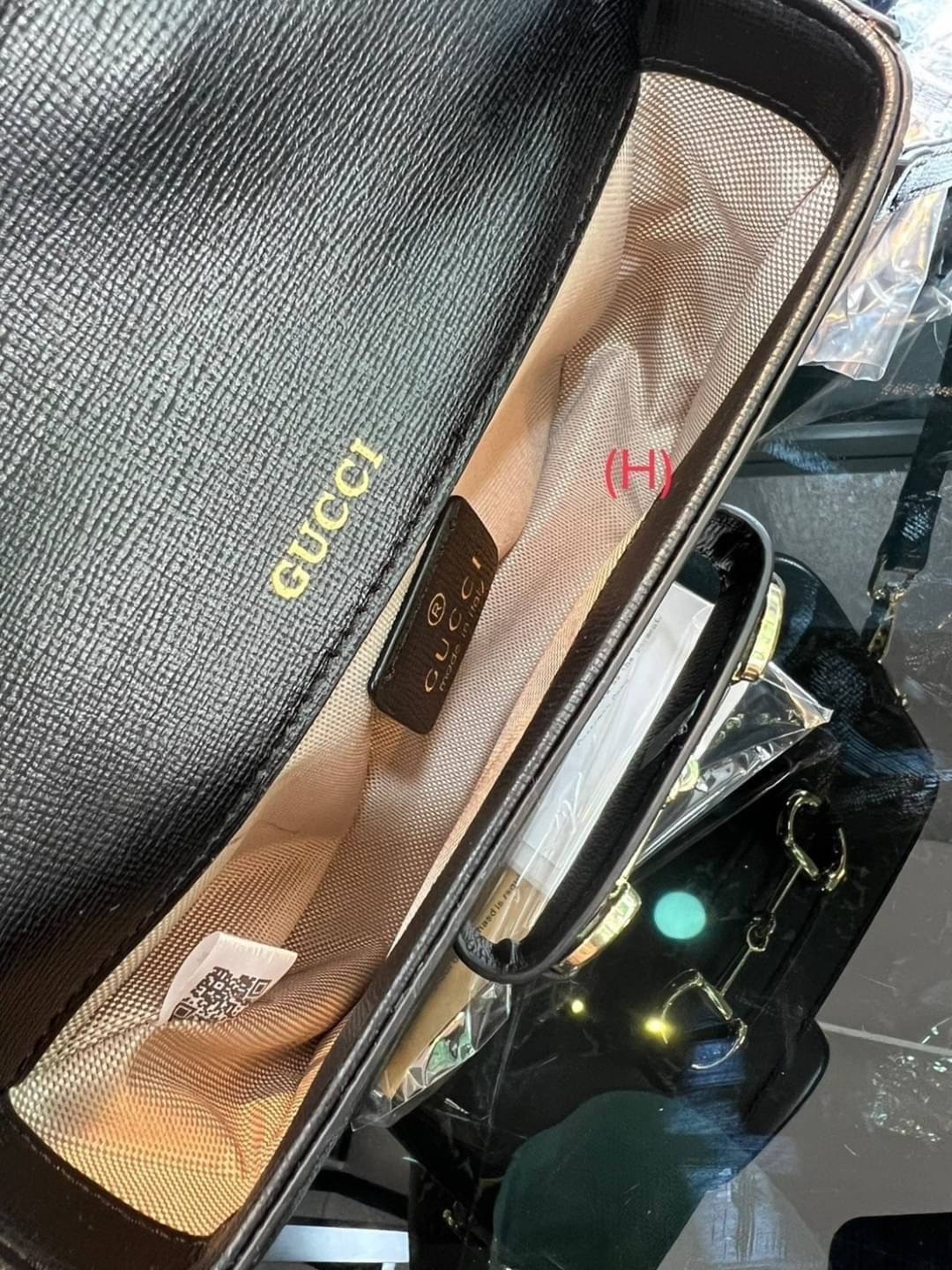 GUCCI HORSEBIT 1955 MINI BAG กระเป๋าสะพาย crossbody รุ่นฮิต สุดหรูหรา คลาสสิค จุของสำคัญได้เยอะ มาพร้อมสายสะพายยาว 2 เส้น สามารถ ปรับระดับได้ ถอดออกได้ รุ่นนี้ใช้งานดีมาก บอกต่อกันถึงที่สุด ใช้ได้ทุกโอกาส เป็นอีกรุ่นที่โดดเด่นมากๆ