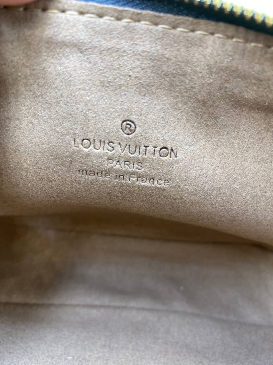 หนังแท้ LOUIS VUITTON POCHETTE TAKASHI MURAKAMI X LOUIS VUITTON WHITE MONOGRAM MULTICOLORE น้องน่ารักน่าใช้มากๆ กระเป๋าหิ้ว//คล้องไหล่//สะพายข้าง//หรือถือแบบคลัท ชิลๆได้เลยค่า หนังแกะแท้นิ่มสวย เปิดปิดกระเป๋าแบบซิป ภายในสามารถใส่กระเป๋าเงินใบกลางได้; มือถ