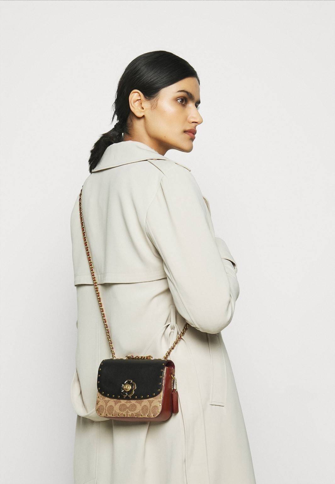 COACH C2462 MADISON SHOULDER BAG 16 IN SIGNATURE CANVAS WITH RIVETS (B4NQ4) กระเป๋าสะพายข้าง ไซส์กะทัดรัด พกพาง่าย น้ำหนักเบา ดีไซน์สวย โดดเด่นด้วยตัวล็อครูปดอกไม้ สีสันตกแต่งตัดกันกับลายซีอย่างลงตัว วัสดุหนังแคนวาสเคลือบลาย ภายในแบ่งสัดส่วนให้อย่างดี มาพ