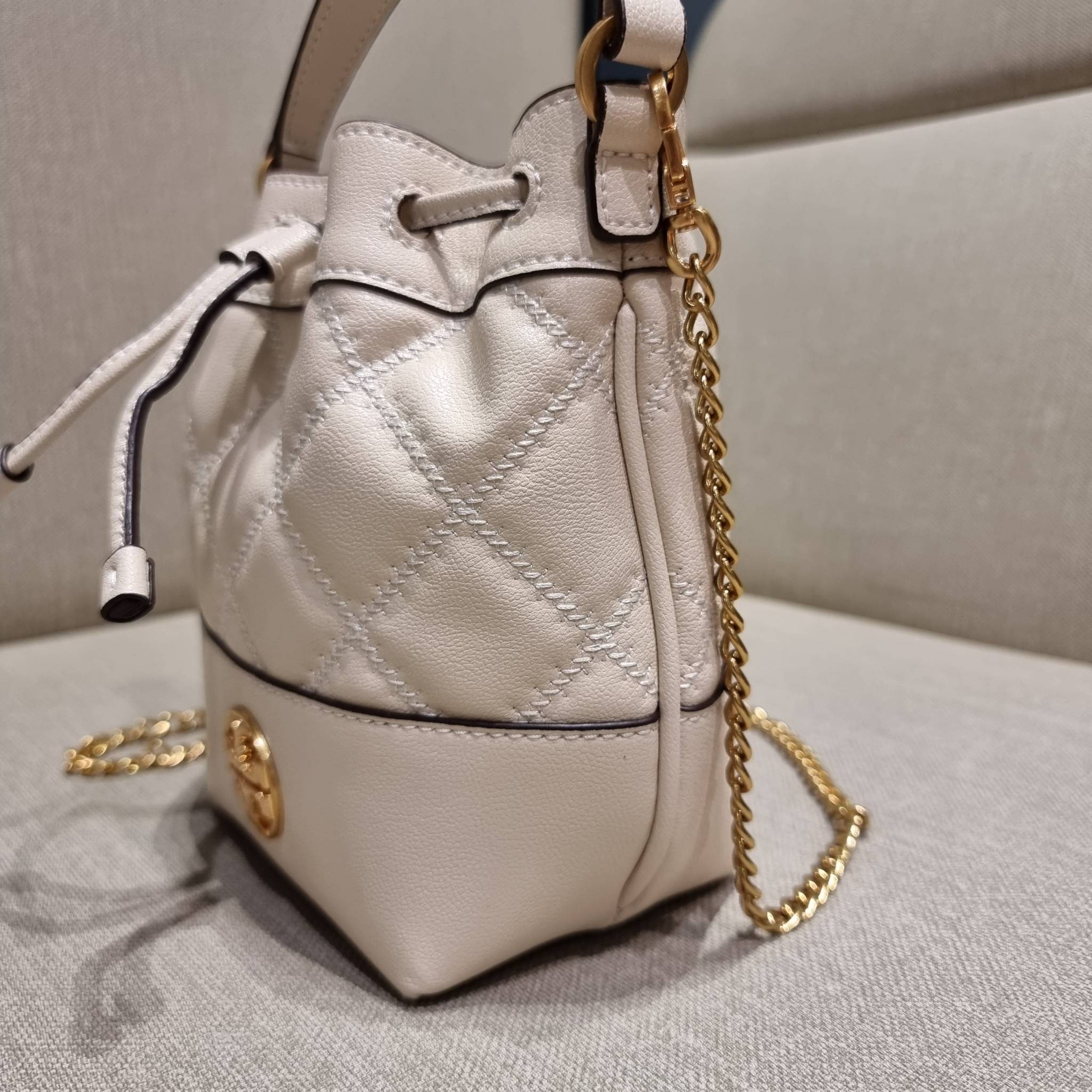 TORY BURCH WILLA MINI BUCKET BAG NEW ARRIVAL สุดปัง กระเป๋าสะพายทรงบัคเก็ต สวยผู้ดี โดดเด่นด้วยโลโก้สีทองดูหรู อัพลุคผู้ดี๊ผู้ดี วัสดุหนังแท้ ดีไซน์บุนวม เส้นคมดีเทลหรู เปิด-ปิดหนังรูดปากกระเป๋า มีหูหิ้วในตัว คล้องแขนเก๋ๆ ภายในเป็นช่องโล่ง มีช่องย่อย ใส่ข