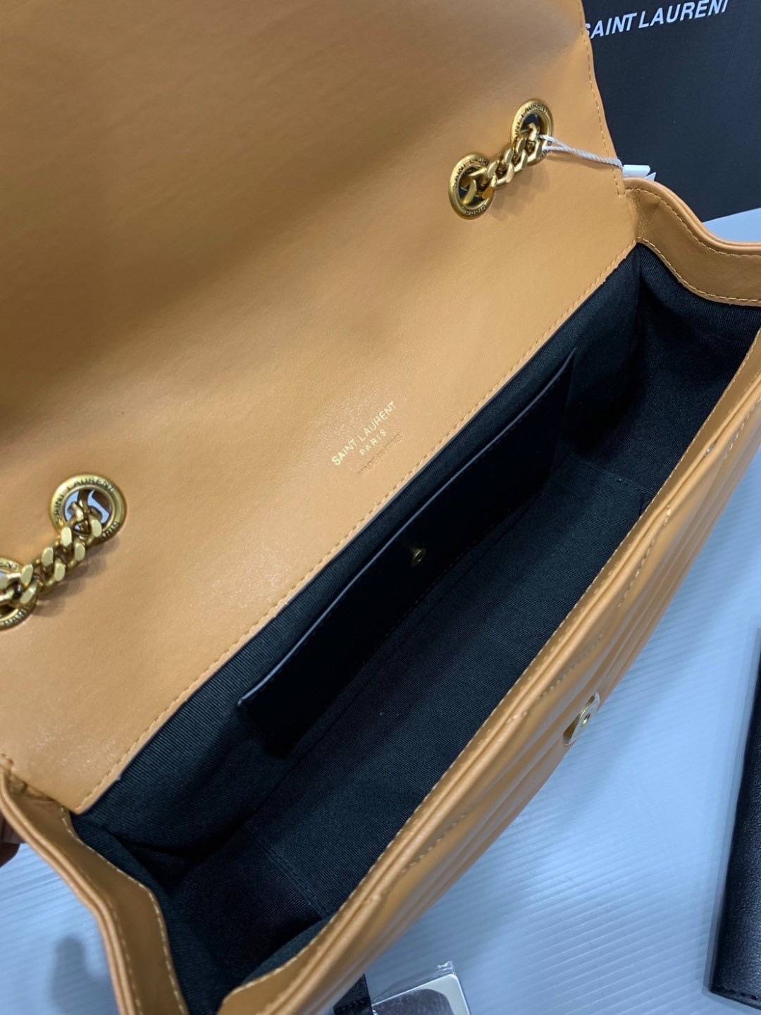 ORI | หนังแท้ 30cm YSL loulou medium in matelassé กระเป๋าสะพายทรงสวยคลาสสิค มาพร้อมใบเล็กใส่การ์ด งานหนังแท้สมผัสนุ่มมือตะเข็บเย็บลายเชฟรอนสวยเป็นเอกลัษณ์ ด้วยดีไซน์เรียบหรู ใช้ได้บ่อยไม่มีเบื่อ