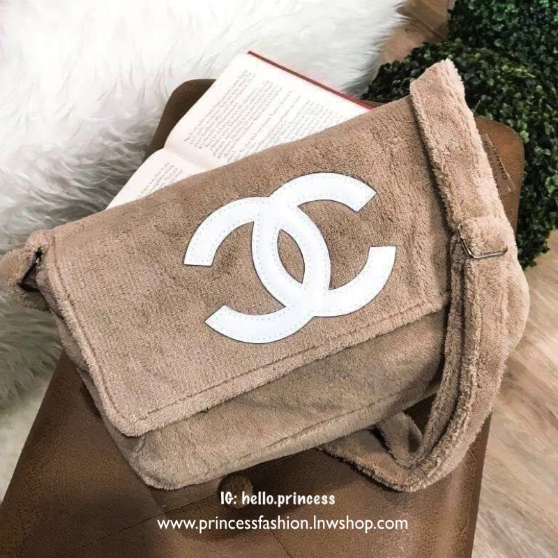 MUST HAVE! Chanel Beaute Crossbody Bag กระเป๋าถือหรือสะพายพรีเมี่ยมของเเท้จาก Chanel Cosmetic Counter VIP Gift รุ่นแนะนำวัสดุขนวูฟสีดำหนานุ่มตัดโลโก้แบรนด์หนังแก้วสวยโดดเด่น น้ำหนักเบา เปิดปิดด้วยฝาปิดกระดุมแม่เหล็ก ใบใหญ่กำลังดีใส่ ipad กระเป๋าสตางค์ใบยา