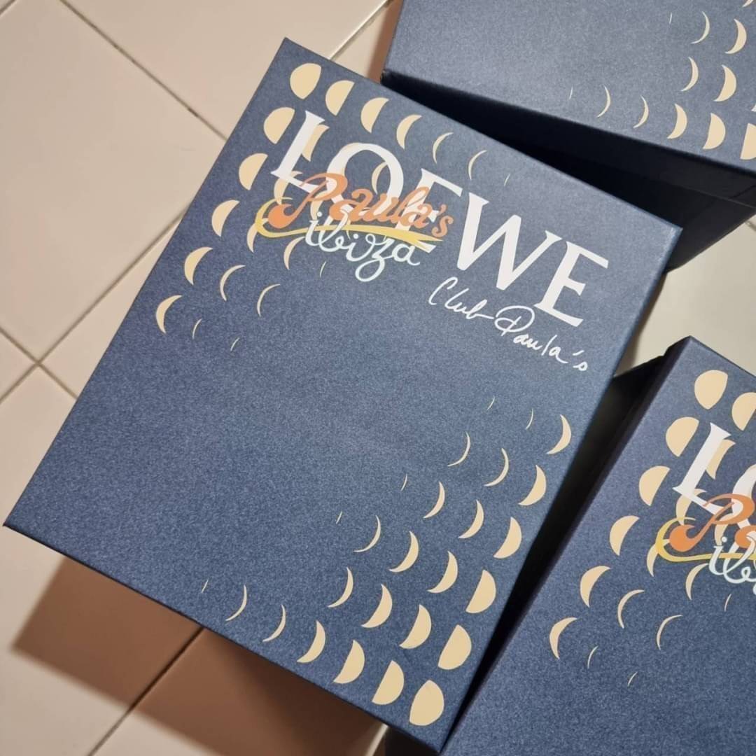 VIP 】LOEWE LA PALME PUZZLE BAG IN CLASSIC CALFSKIN คอลเลคชั่นใหม่!! กระเป๋าสะพายข้างทรงกล่อง สไตล์พัซเซิล ให้ฟีลลิ่งเหมือนตัวต่อ ดูดีได้ทุกที่แค่มีใบนี้ รอบนี้ดีไซน์พริ้นท์ลายต้นปาล์มเก๋ๆ ซัมเมอร์ยังต้องมา วัสดุหนังวัวฟอกสี เปิดใช้งานด้วยซิป ที่ภายในโล่งพ