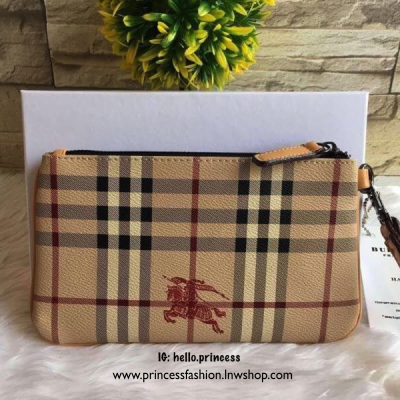 BURBERRY FRAGRANCES WRISTLET VIP Gift With Purchase (GWP) Limited Edition พรีเมี่ยมกิ๊ฟจากเคาน์เตอร์น้ำหอม BURBERRY FRAGRANCES วัสดุหนังเรียบลาย Burberry Signature สุดคลาสสิคประดับโลโก้แบรนด์มาพร้อมสายคล้องมือสามารถถอดออกได้ เปิดปิดด้วยซิปสะดวกใช้