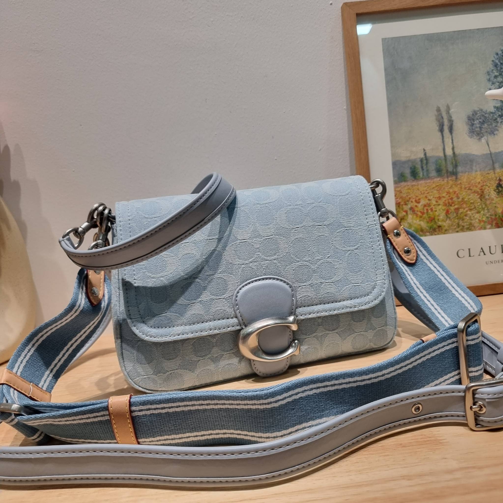 COACH CJ854 SOFT TABBY SHOULDER BAG IN SIGNATURE DENIM ฉุดไม่อยู่แล้วจริงๆกับไอเท็มนี้ ที่ร้อนแรงแบบปังๆไปเลย!! กระเป๋าสะพายไหล่/สะพายข้าง ดีไซน์วินเทจย้อนยุค สวยคมชัด คลาสสิคใช้ได้ทุกลุค