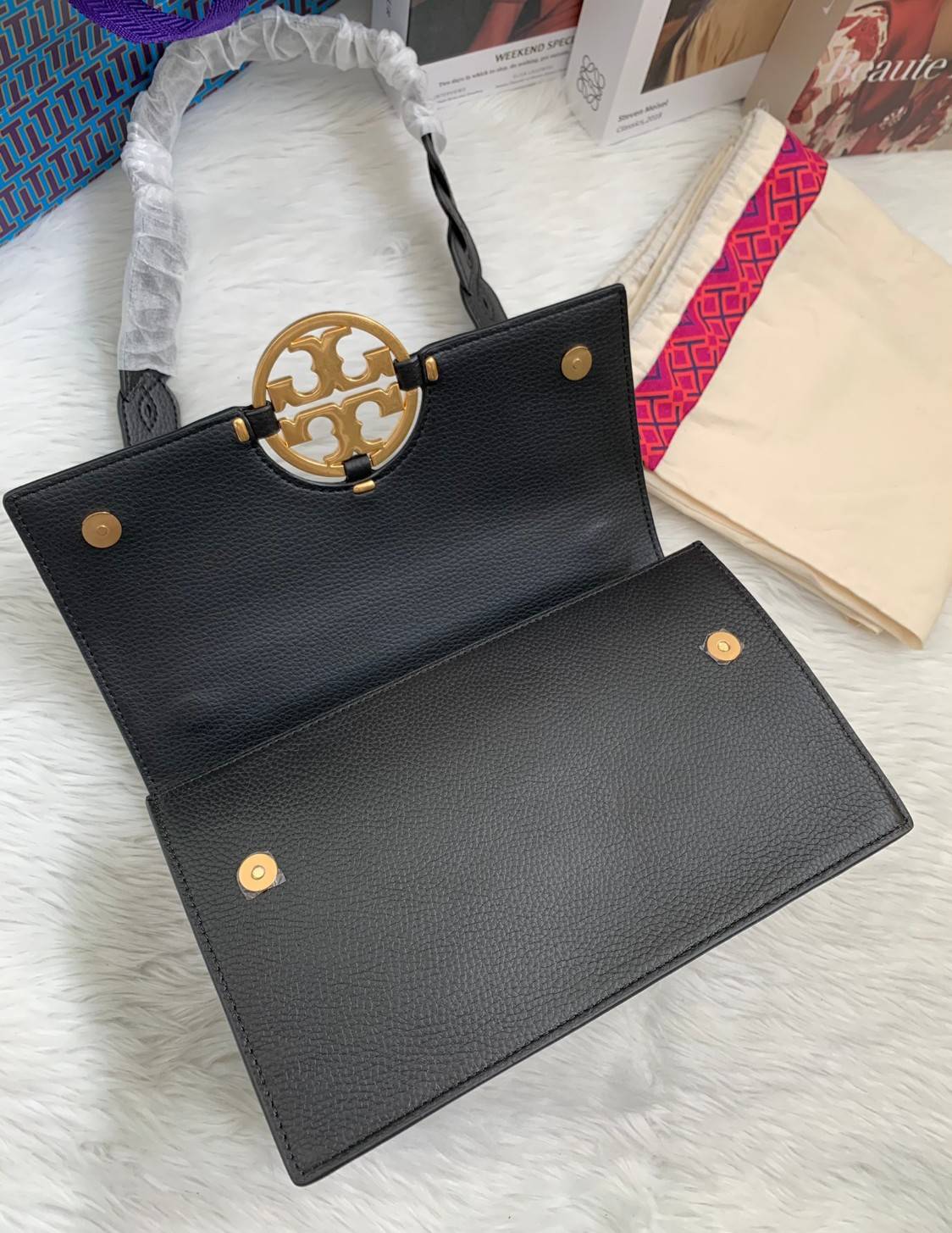 สวยจริงไม่จกตาจ้าา😘 TORY BURCH MILLER SHOULDER BAG BRAIDED STRAP LARGE ((81668)) พร้อมส่งที่ไทย! กระเป๋าหิ้วและสะพายไหล่ได้ในตัว หนังแท้ลายหนังสวยมากๆค่ะ ด้านหน้ามีอะไหล่โลโกแบรนด์ หรู สะพุดตาทีเดียว เปิดปิดกระเป๋าแบบฝาปิด ภายในมีช่องหลักใส่ของ2ช่