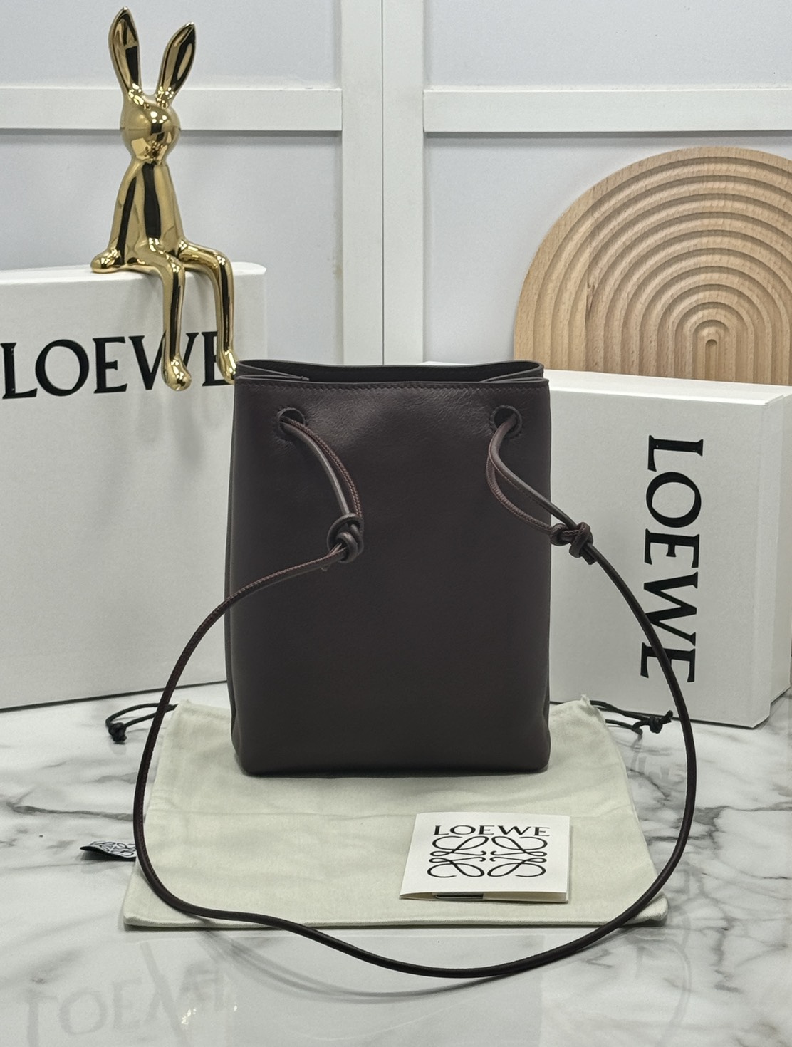 ORI หนังแท้ | LOEWE pebble pouch in smooth กระเป๋าทรงโท้ทดีไซน์คลาสสิค เรียบง่ายแต่ดูแพง มีระดับสุดๆ แต่งหมุดปั้มโลโก้แบรนด์สีทองสวยโดดเด่น เหมาะเป็นไอเท็ม everyday bag จริงๆ