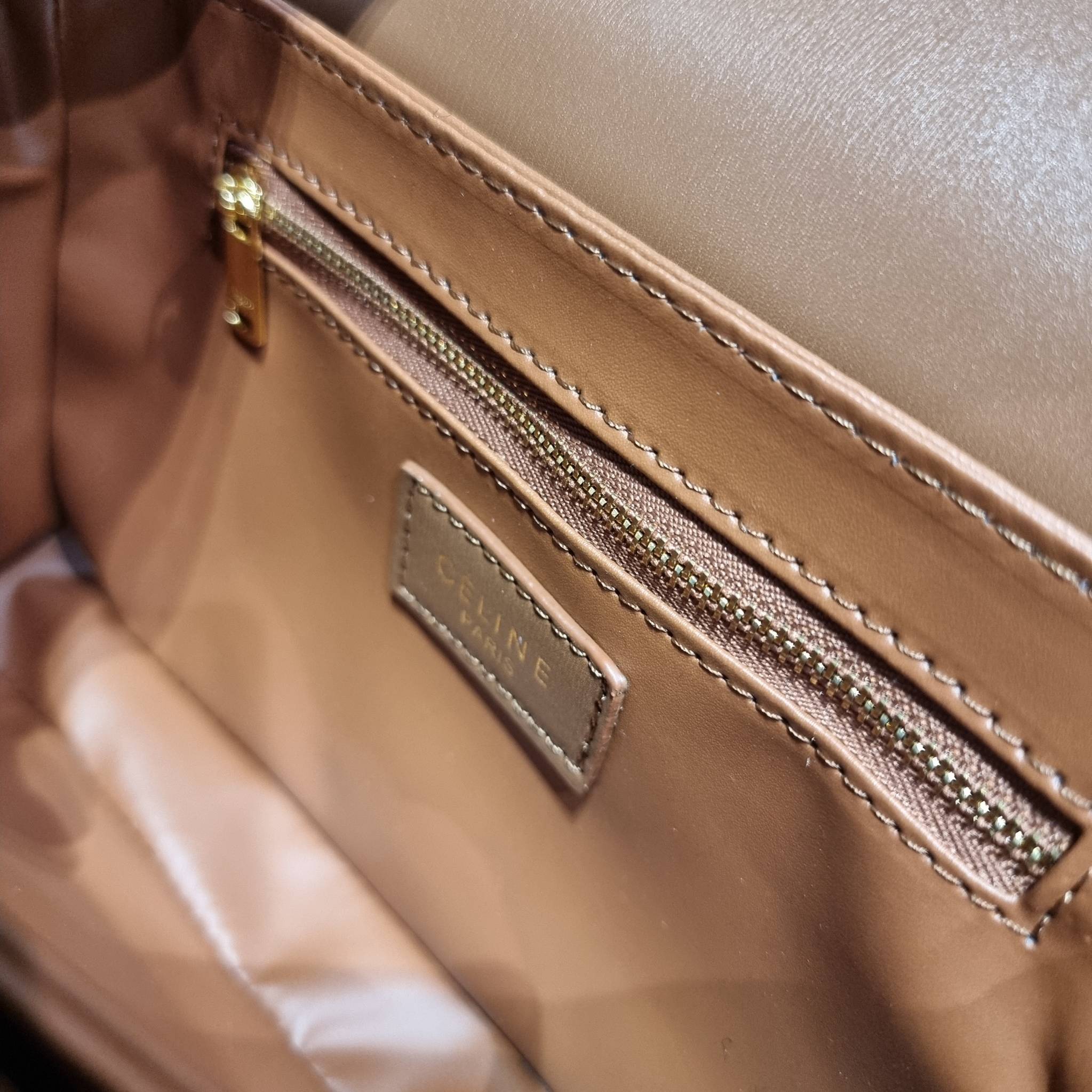 VIP 🥂 CELINE CLASSIQUE TRIOMPHE BAG IN SHINY CALFSKIN ไอเท็มสุดคลาสสิค ที่ขาดไม่ได้ กระเป๋าสะพายทรงสวยคลาสสิค แฝงความผู้ดี ที่ใช้ได้ทั้งชายหญิง วัสดุหนังแท้ เปิด-ปิดด้วยตัวกดล็อค สะดวกใช้มาก ภายในเป็นช่องโล่ง เก็บของได้เป็นสัดส่วน และยังมีช่องซิปใ